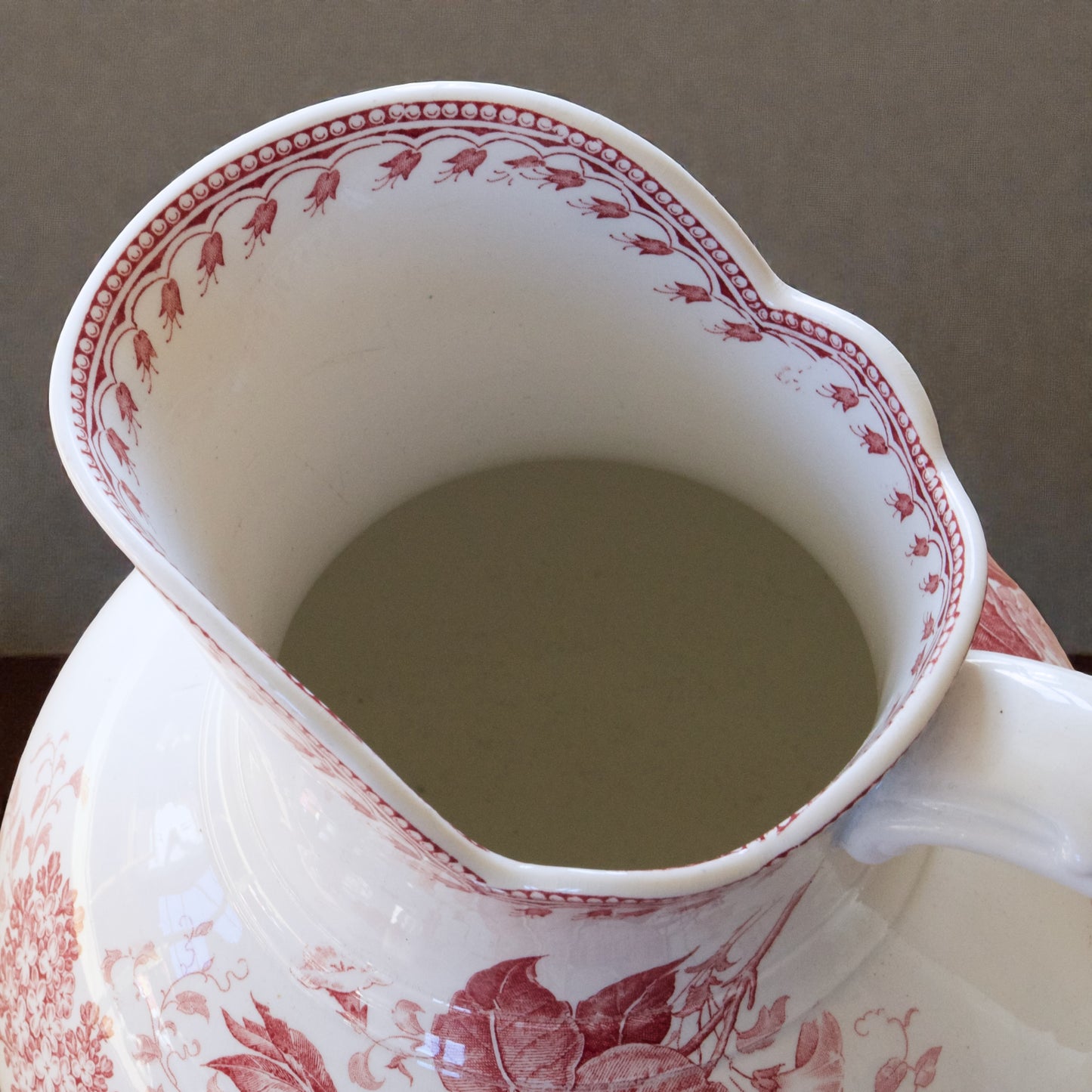 Grand broc de toilette XIXe terre de fer hollandaise signé Maestricht