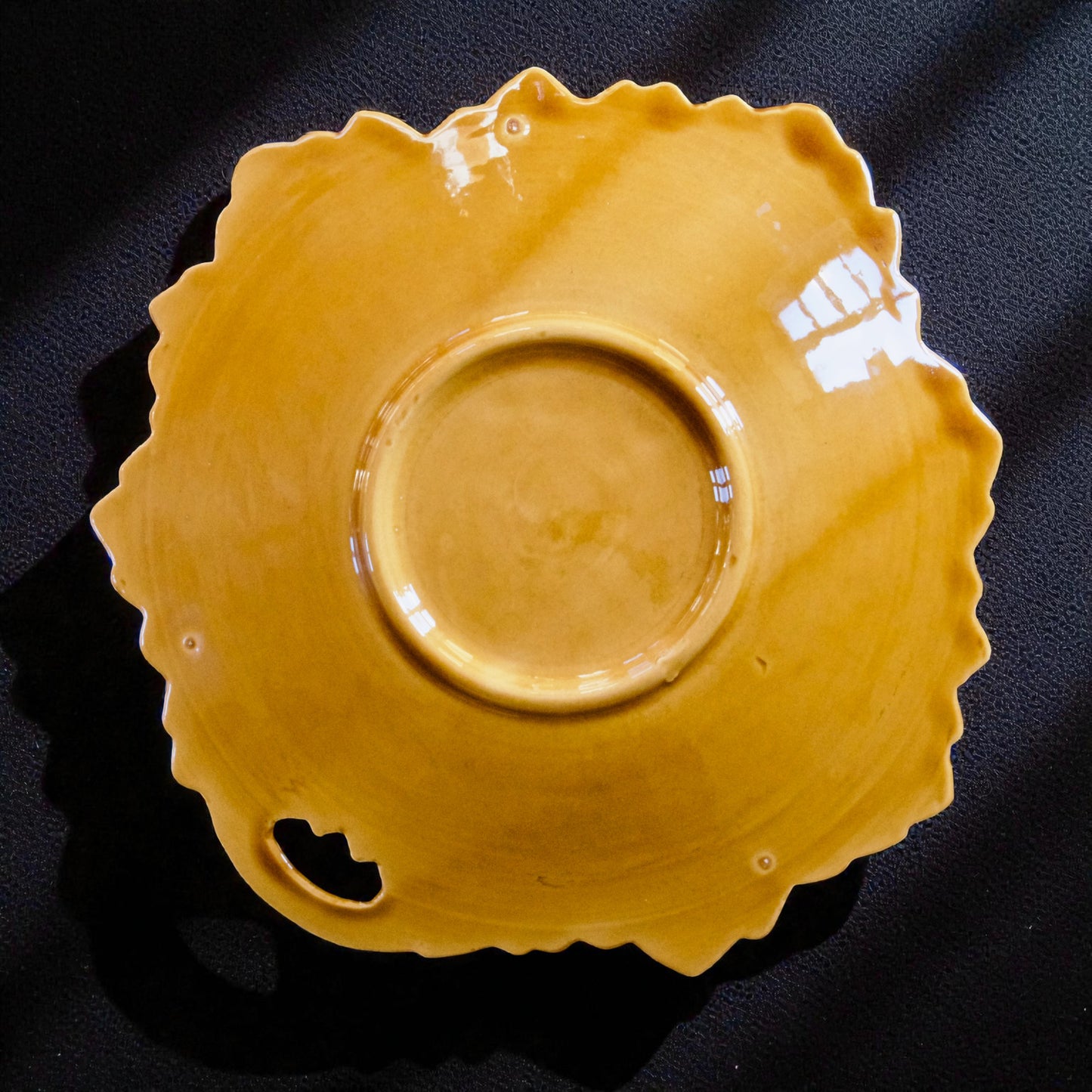 Vide-poche vintage en barbotine feuille ocre