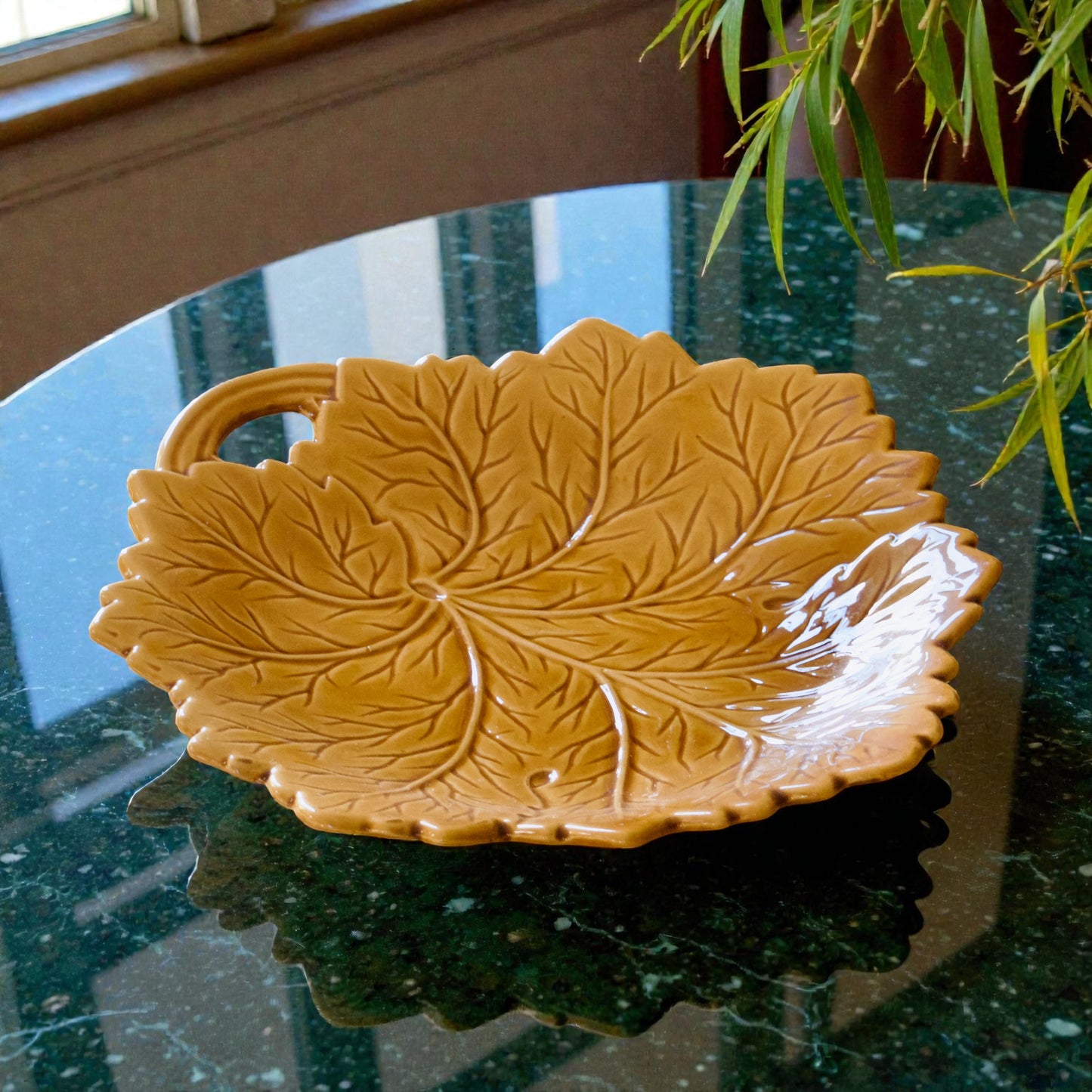 Vide-poche vintage en barbotine feuille ocre