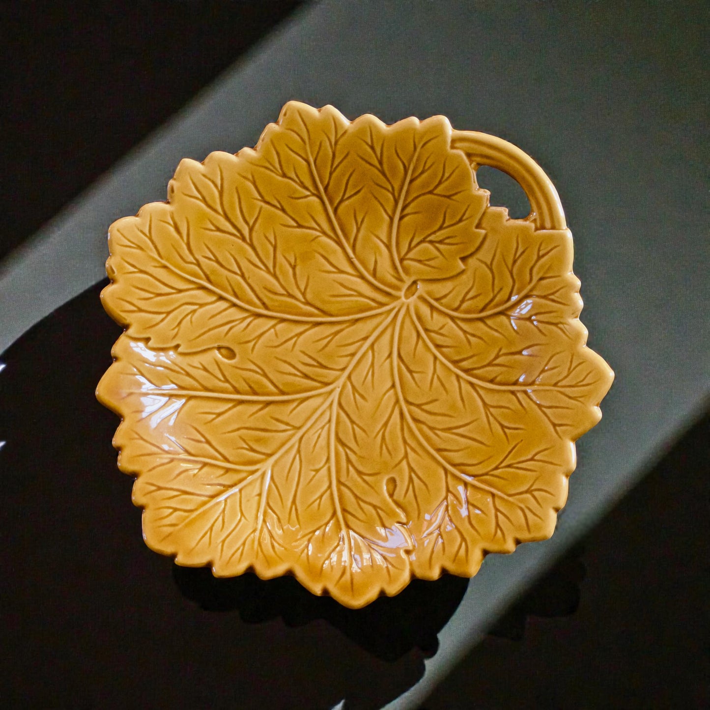 Vide-poche vintage en barbotine feuille ocre