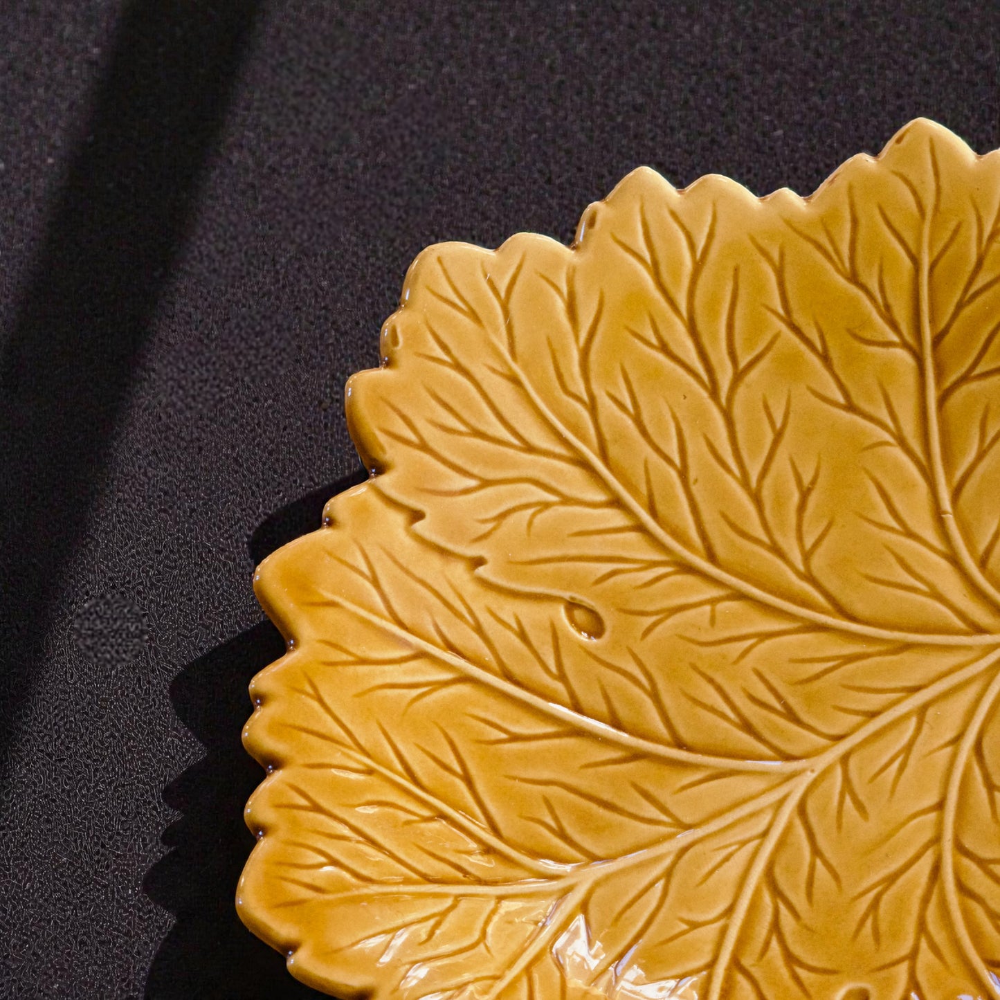 Vide-poche vintage en barbotine feuille ocre