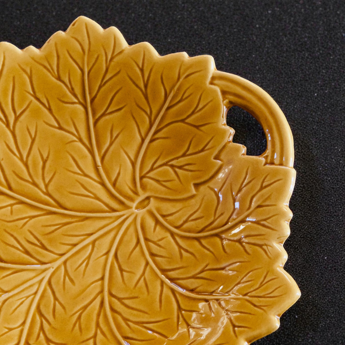 Vide-poche vintage en barbotine feuille ocre