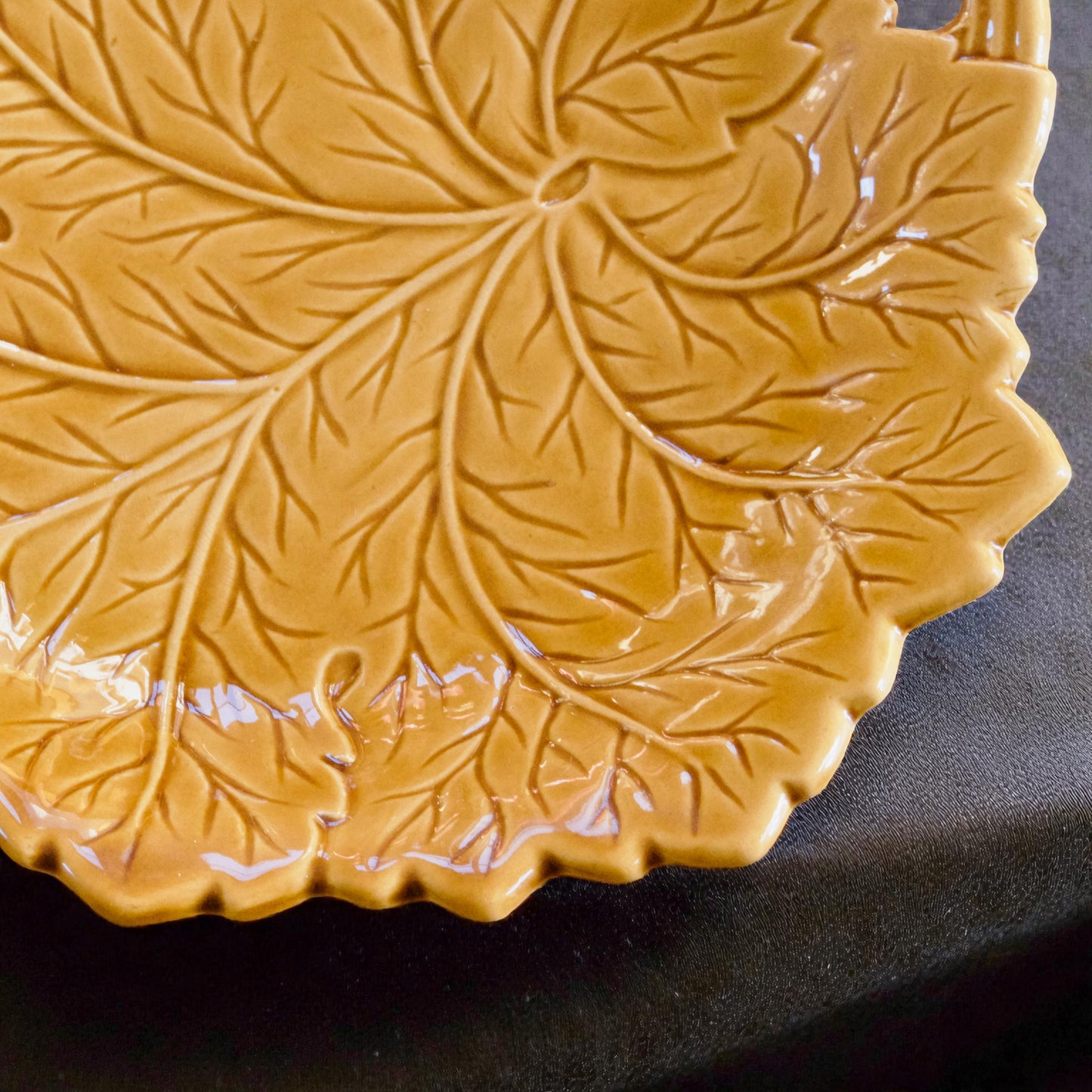 Vide-poche vintage en barbotine feuille ocre