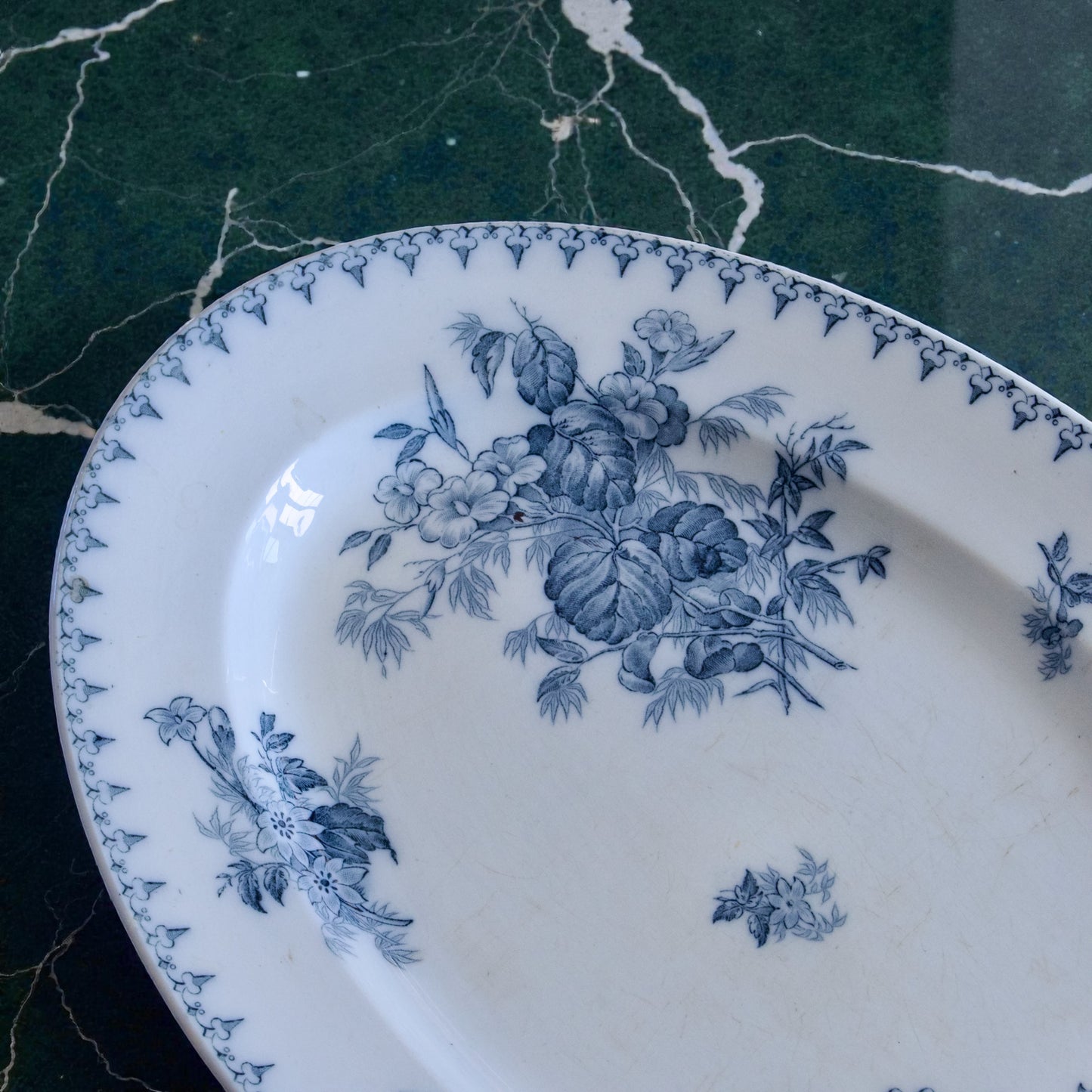 Grand plat ovale Sarreguemines "Flore" - terre de fer