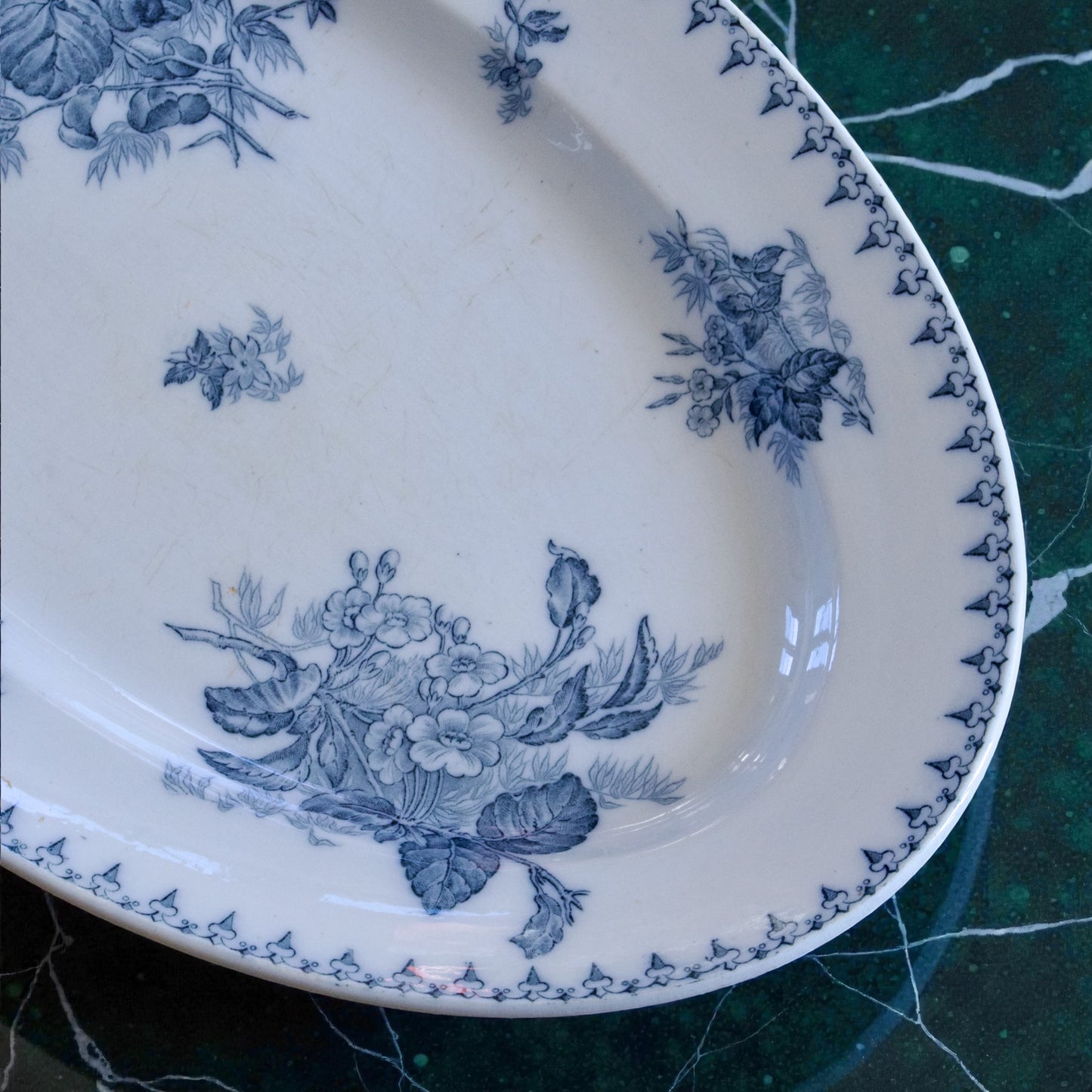 Grand plat ovale Sarreguemines "Flore" - terre de fer