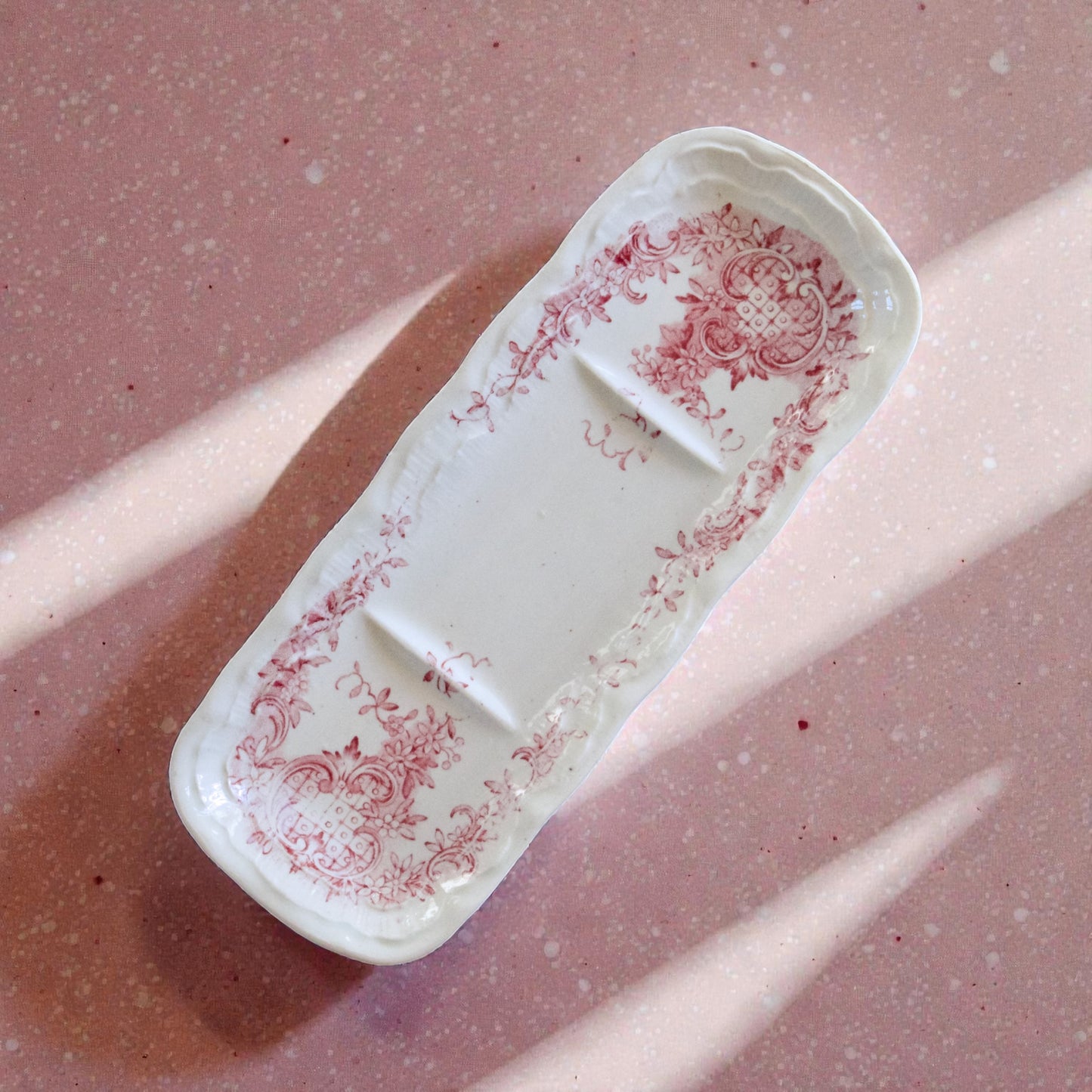 Porte-savon XIXe en terre de fer rose