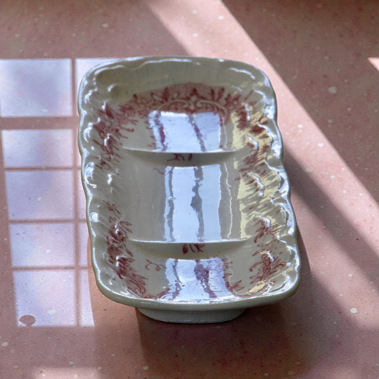 Porte-savon XIXe en terre de fer rose