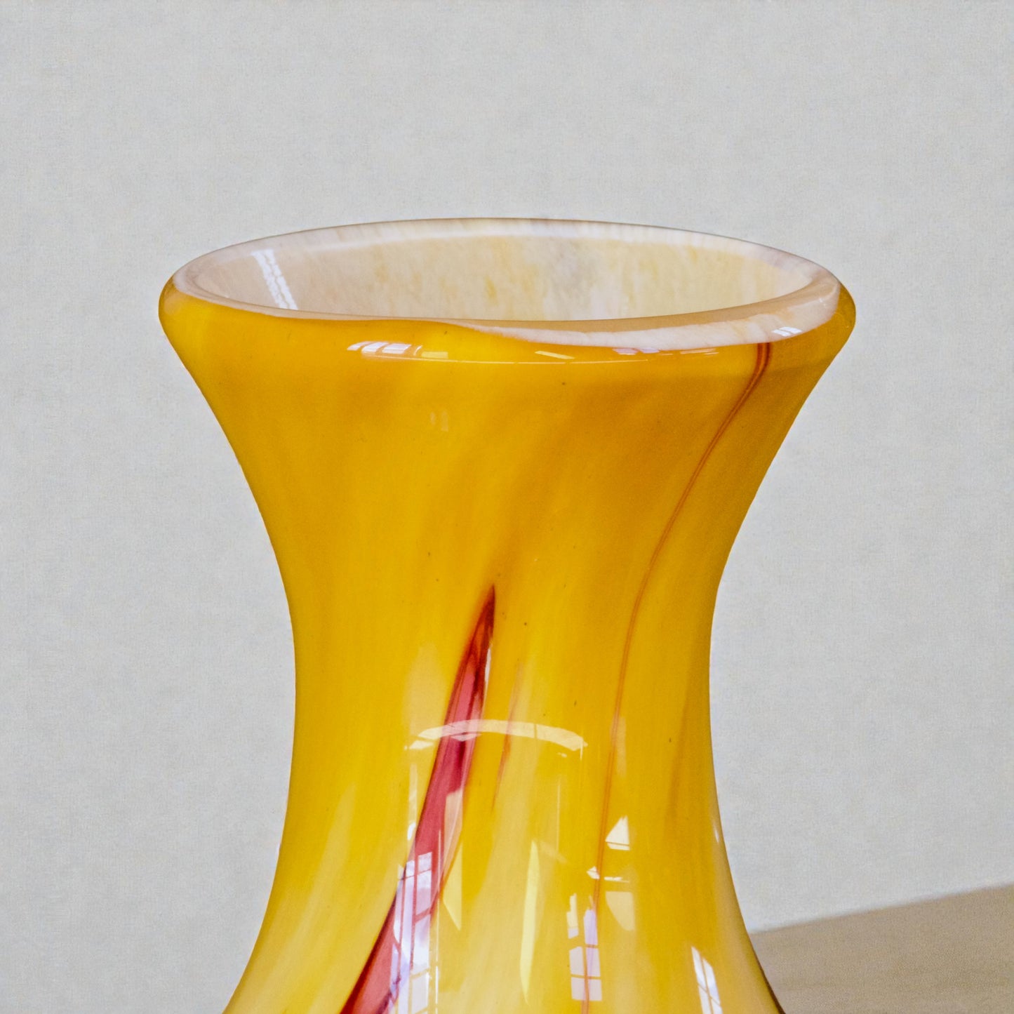 Vase en verre opalin flammé de Murano, 1960's