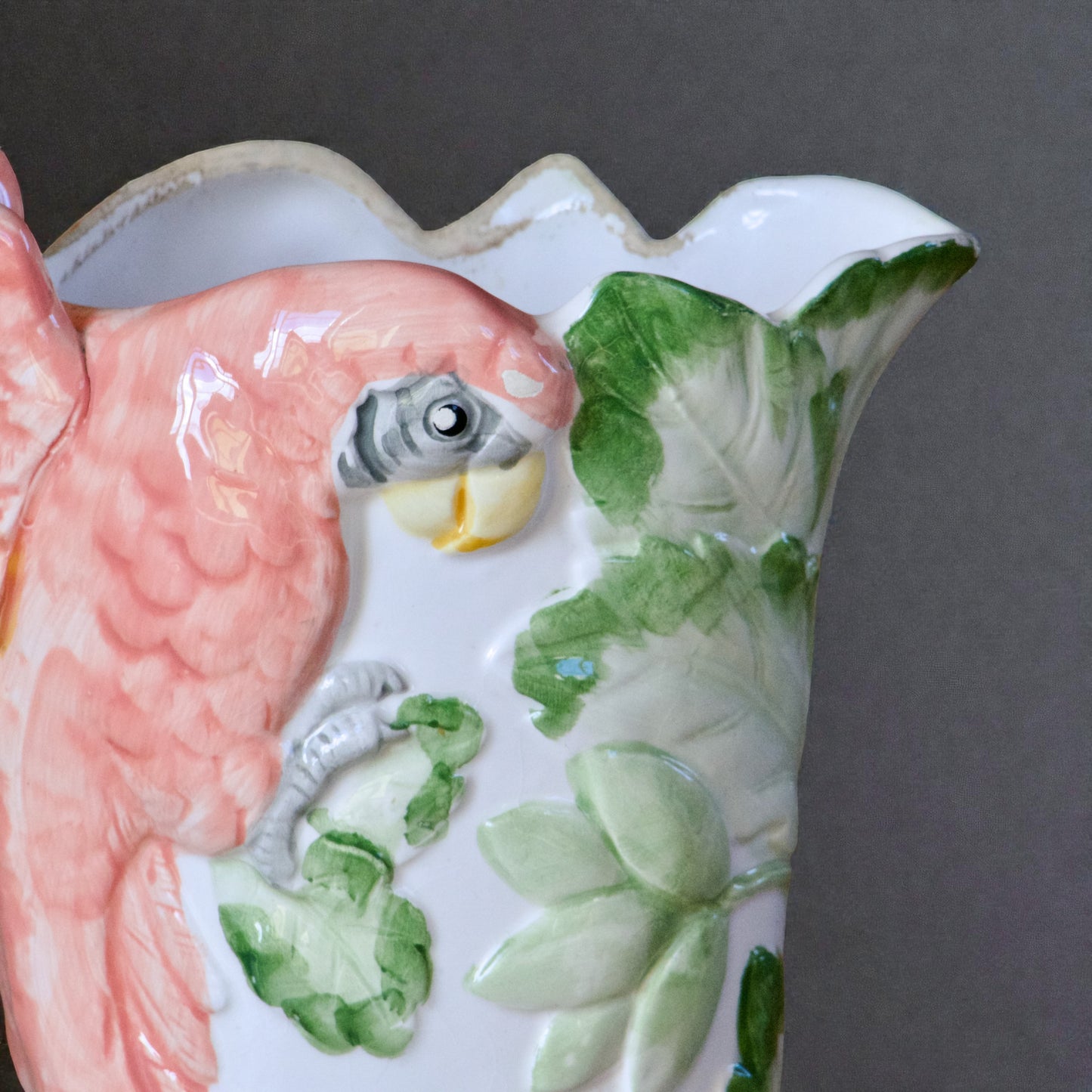 Carafe vintage en barbotine perroquet (avec défauts)