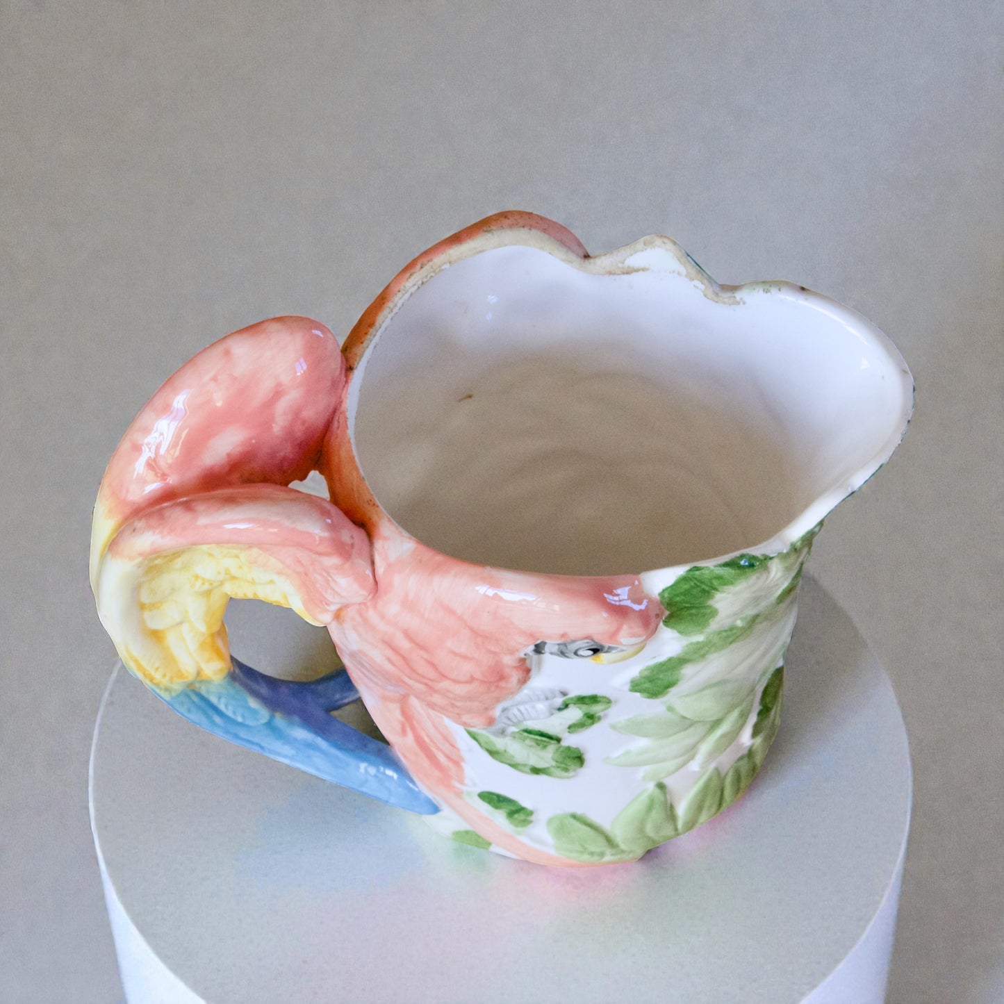 Carafe vintage en barbotine perroquet (avec défauts)