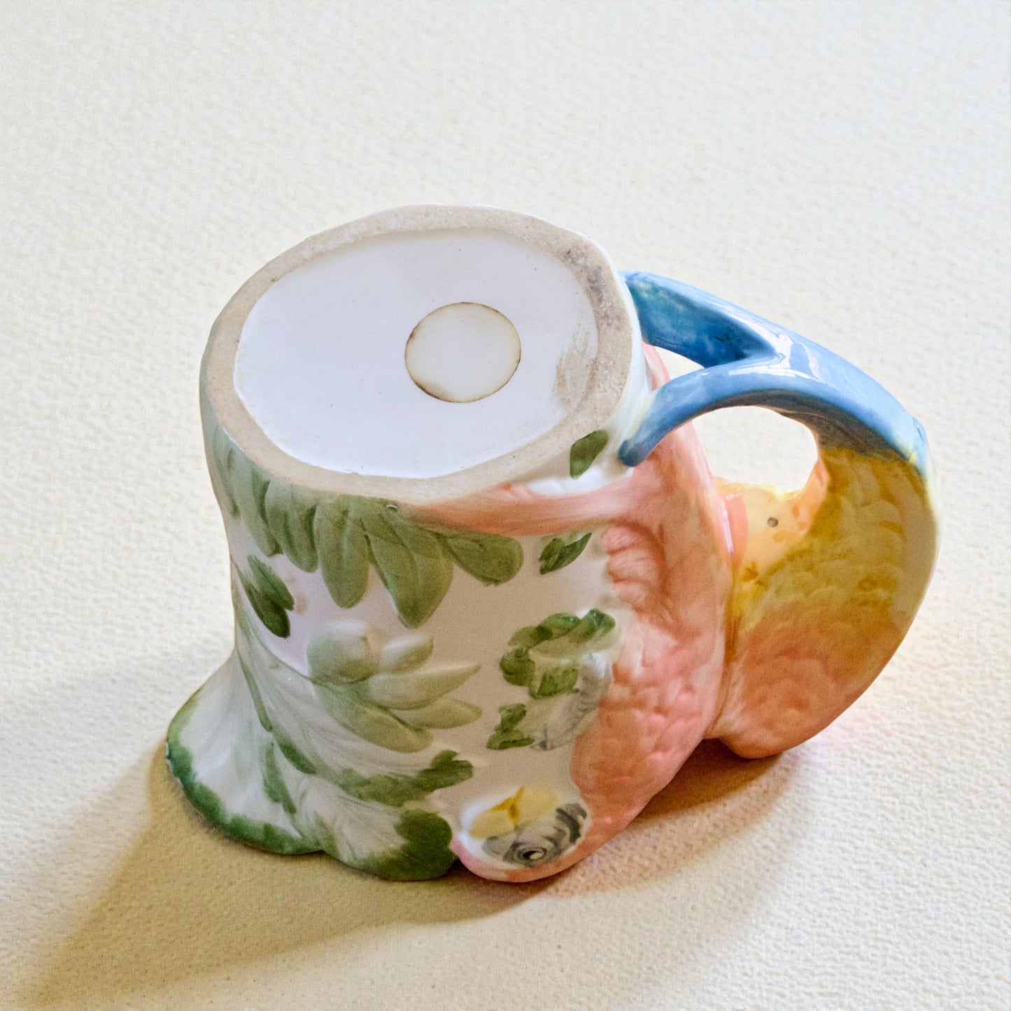 Carafe vintage en barbotine perroquet (avec défauts)