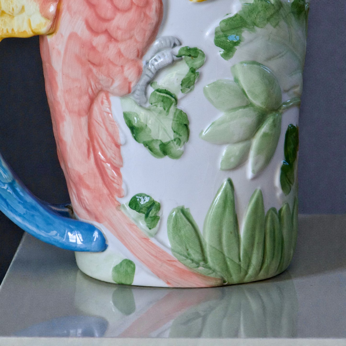 Carafe vintage en barbotine perroquet (avec défauts)