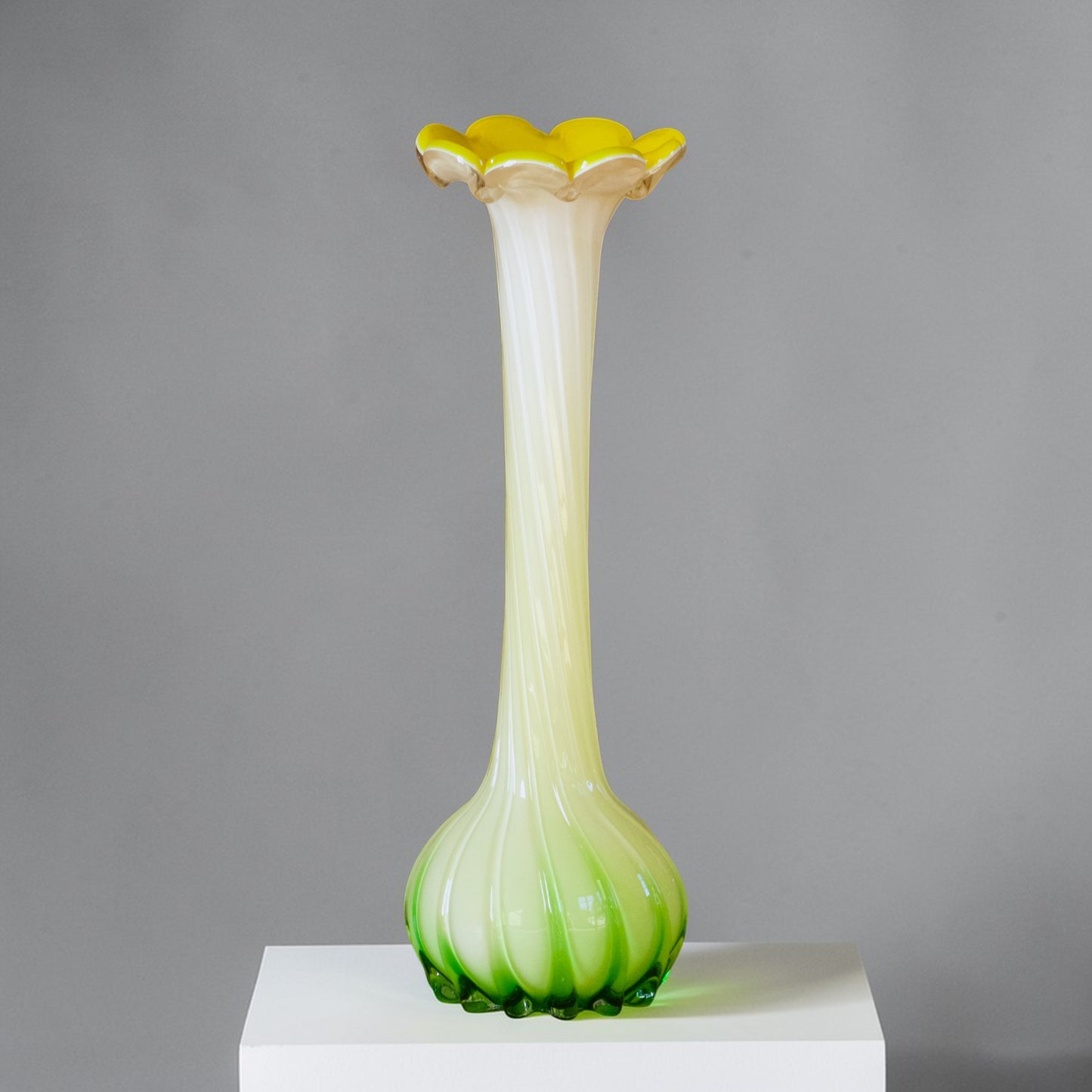 Vase soliflore de Murano en verre opalin soufflé jaune et vert