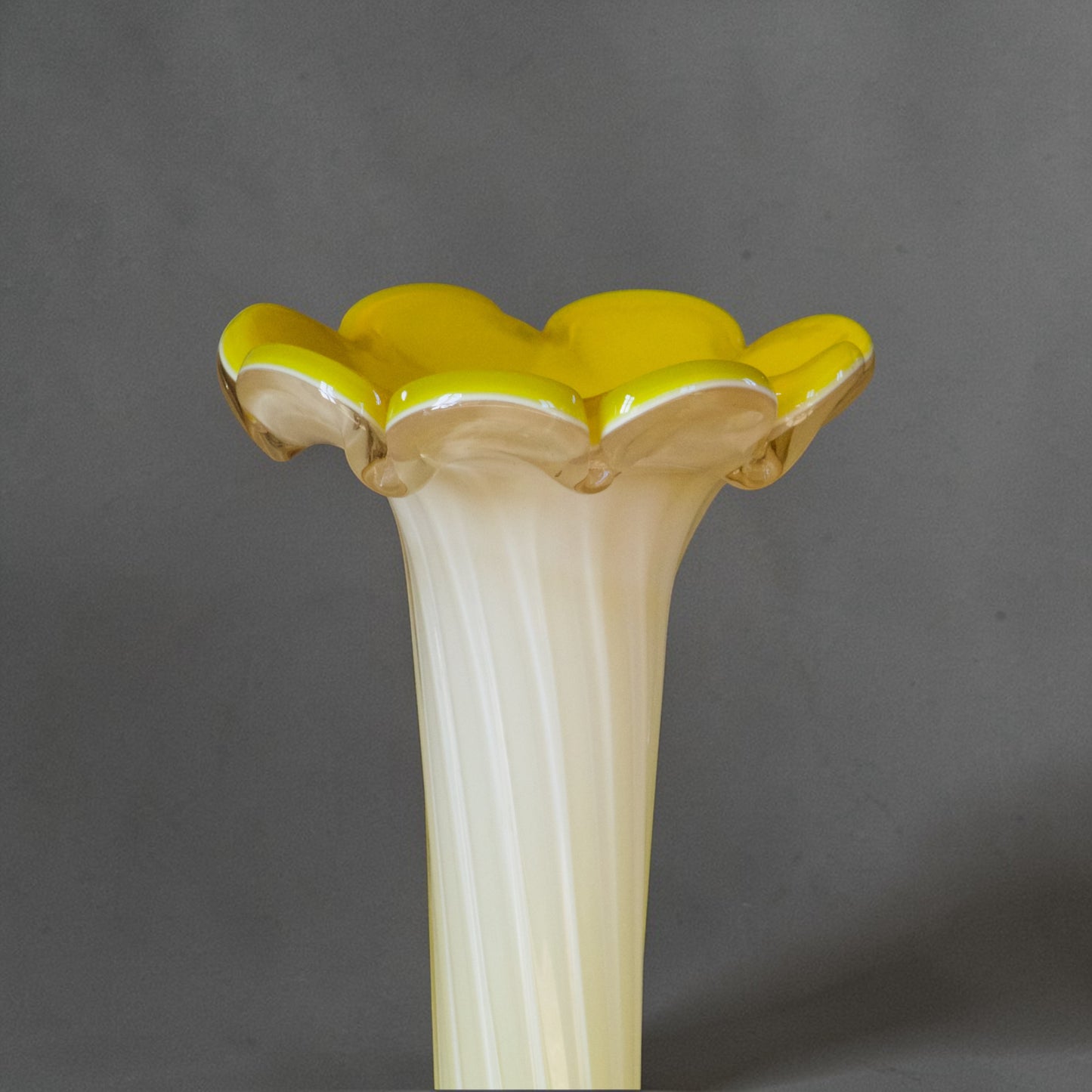 Vase soliflore de Murano en verre opalin soufflé jaune et vert