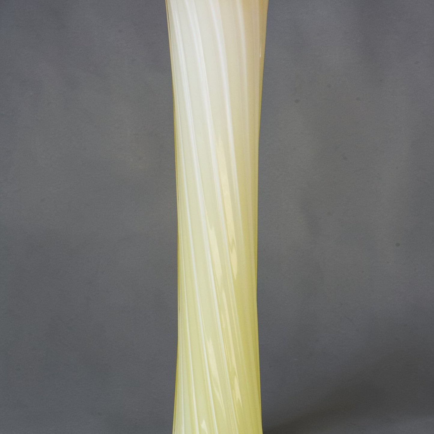 Vase soliflore de Murano en verre opalin soufflé jaune et vert
