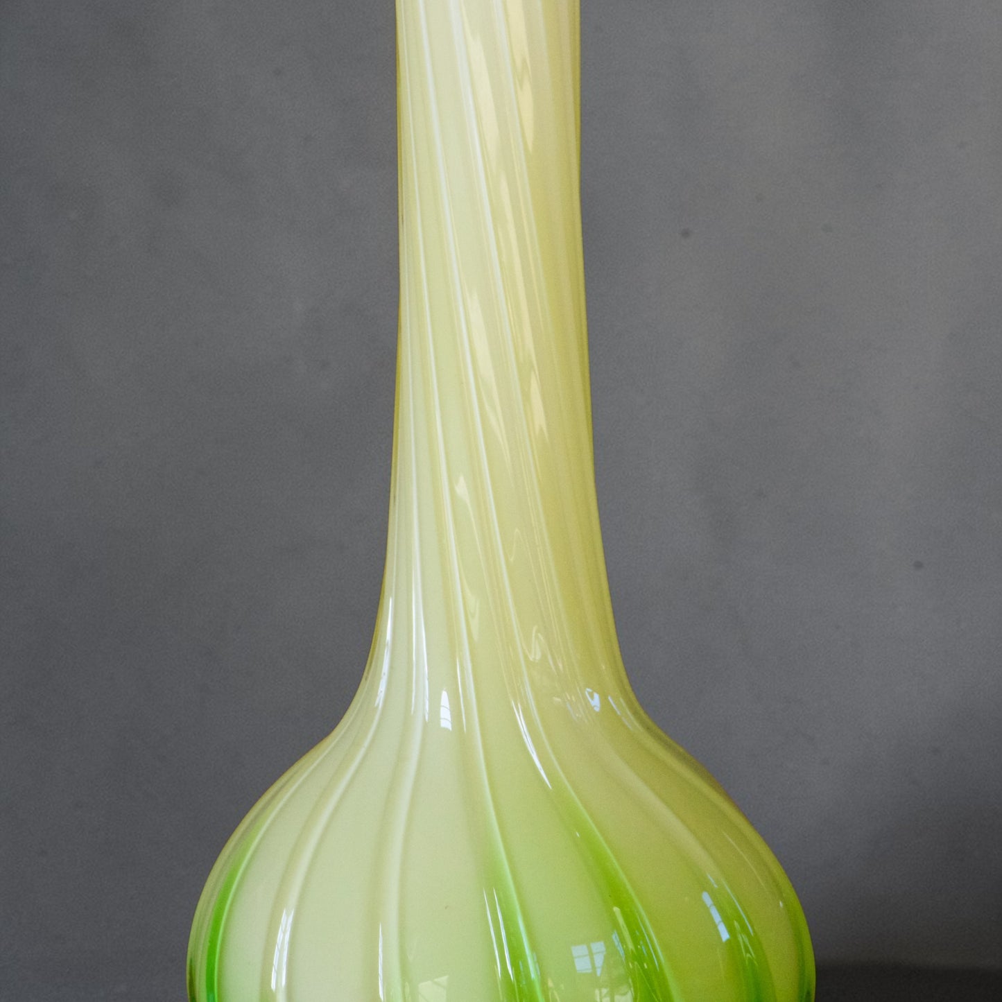 Vase soliflore de Murano en verre opalin soufflé jaune et vert