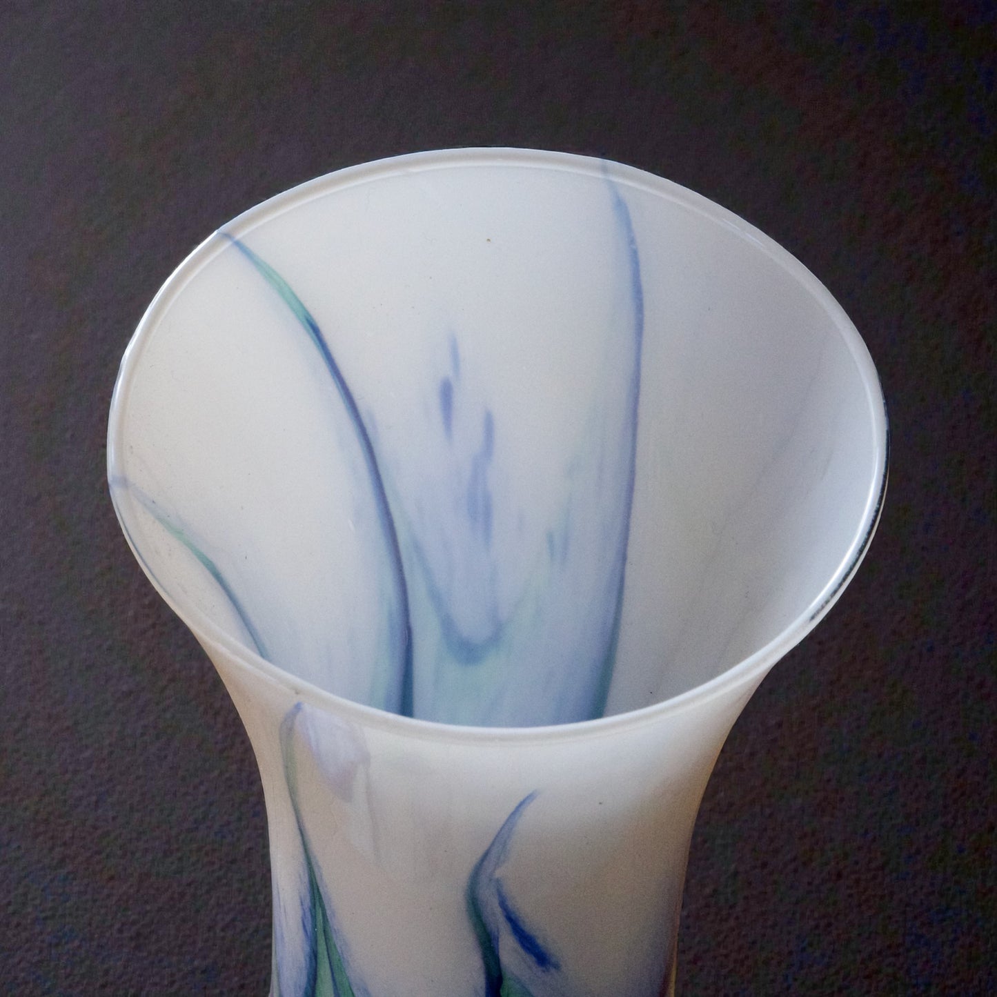 Grand vase de Murano en verre opalin soufflé