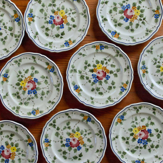 9 assiettes à dessert signées Longchamp collection "Nemours", peintes à la main