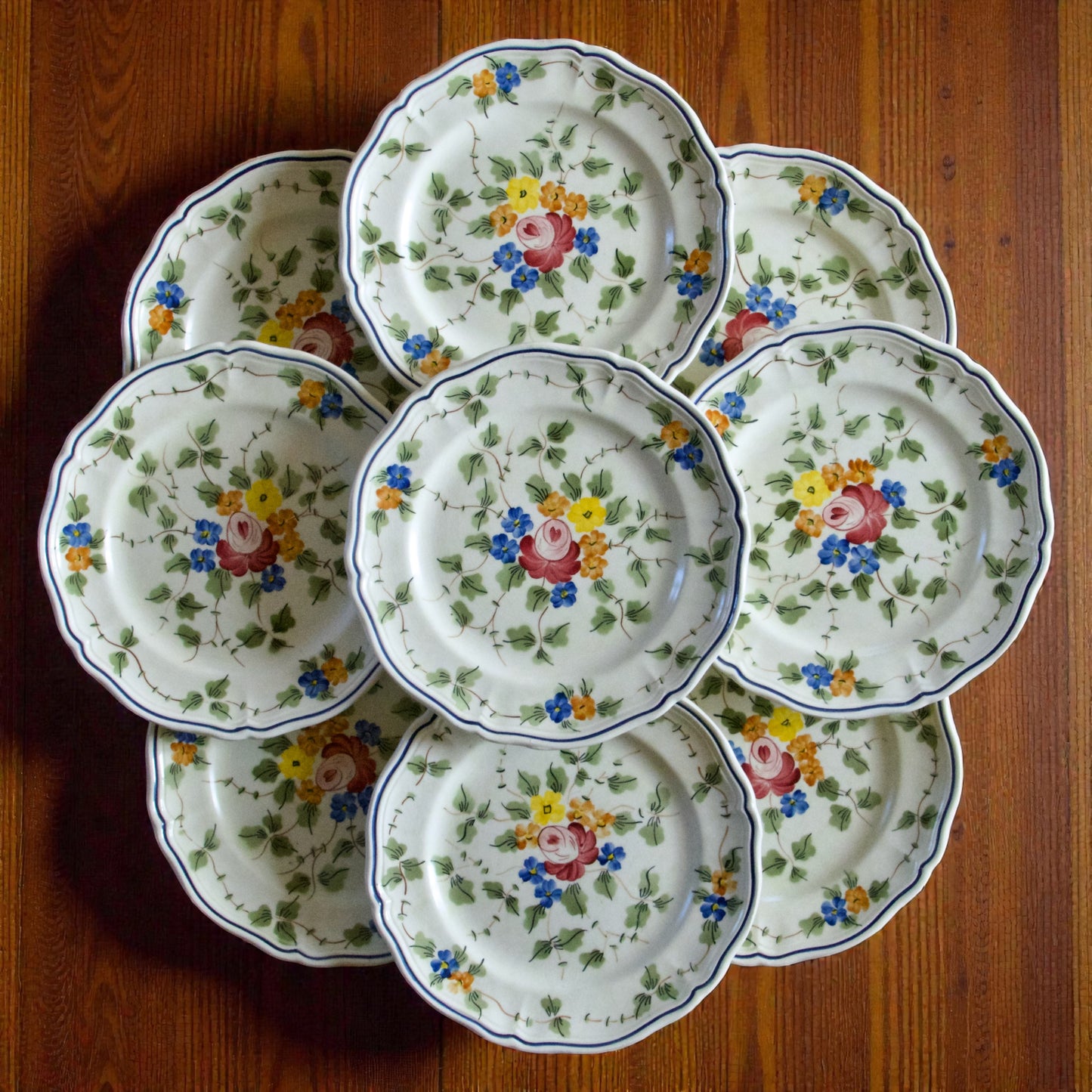 9 assiettes à dessert signées Longchamp collection "Nemours", peintes à la main