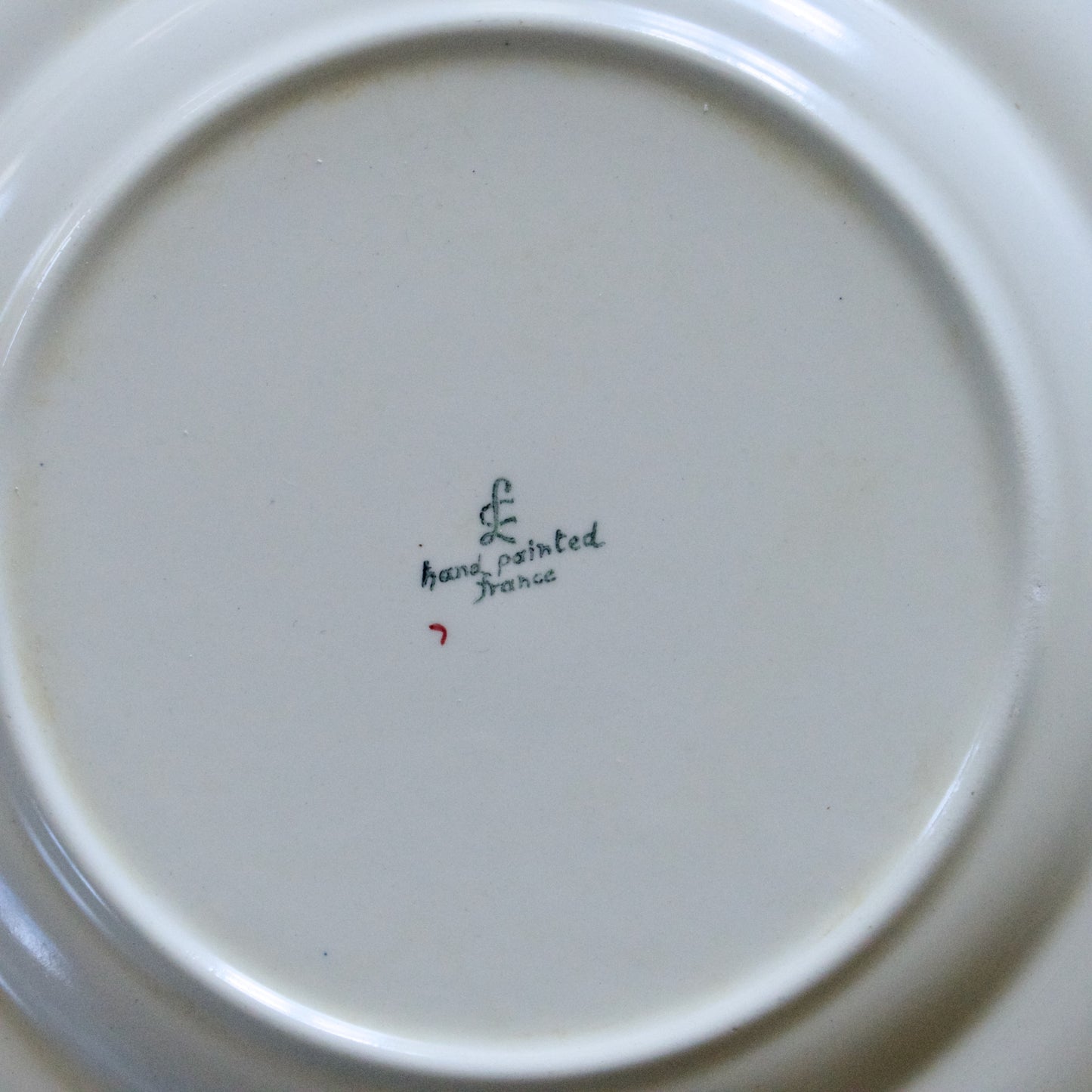 10 grandes assiettes signées Longchamp collection Nemours, peintes à la main