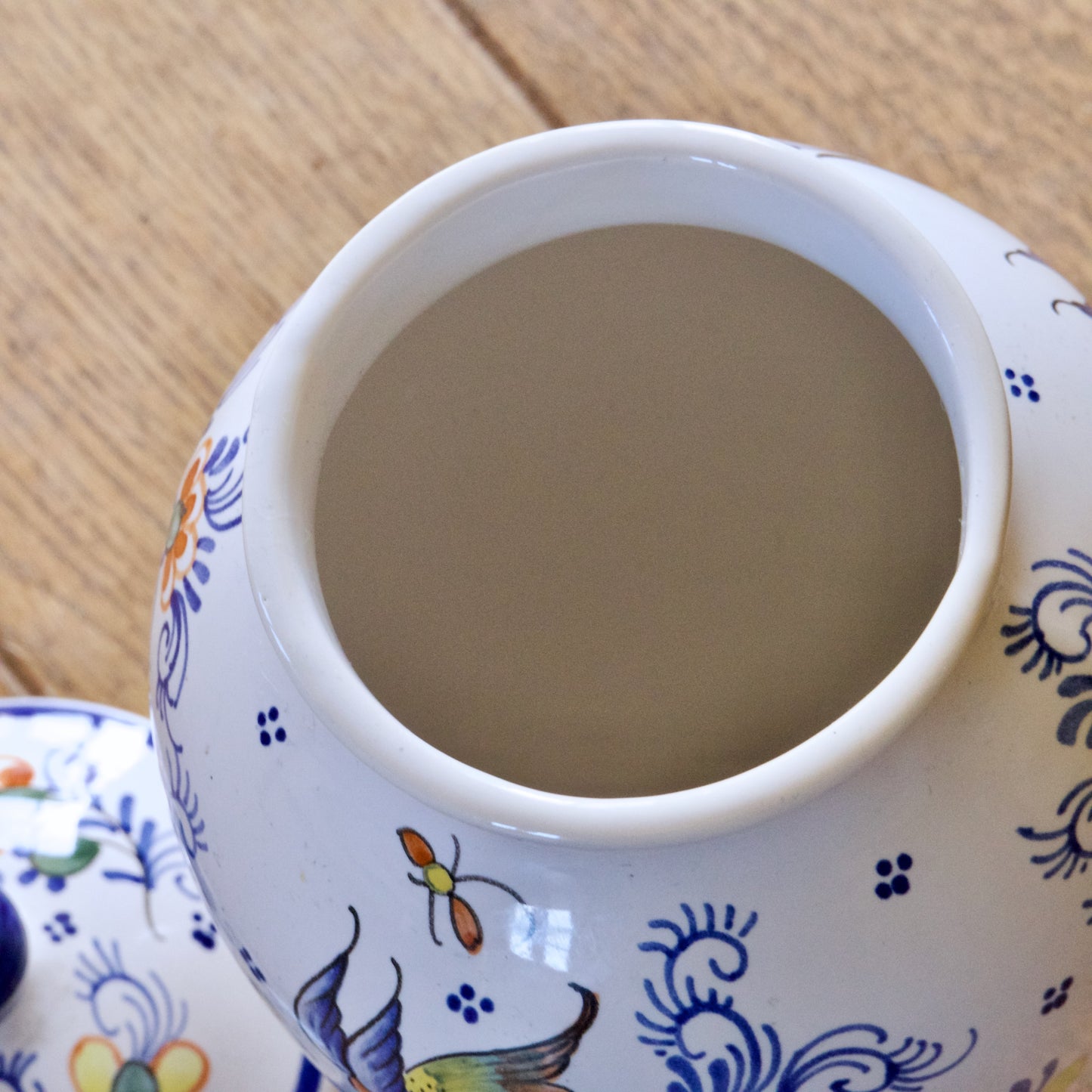 Grand vase couvert artisanal en faïence du Moustiers, oiseaux