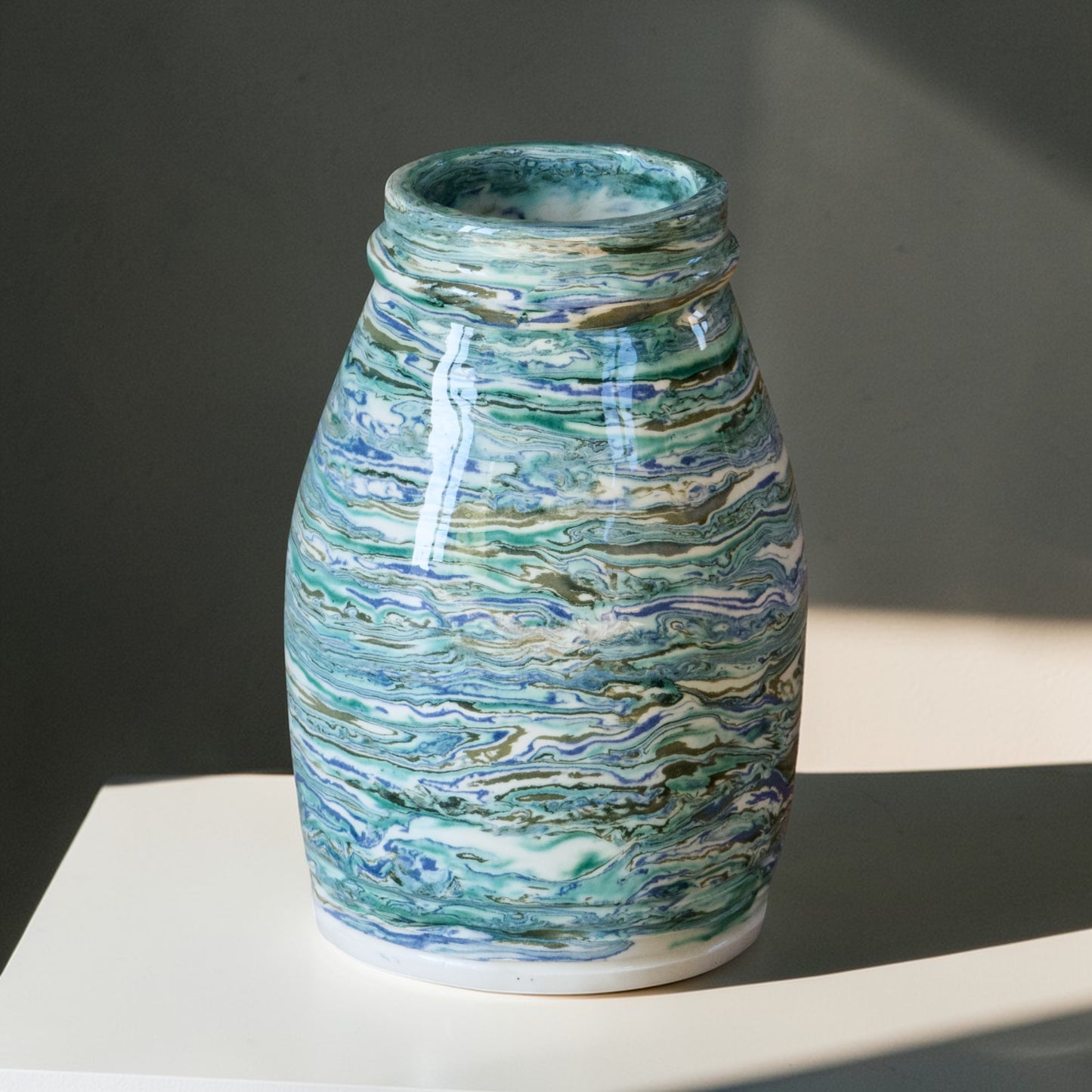 Pièce unique, vase artisanal en terre mêlée turquoise