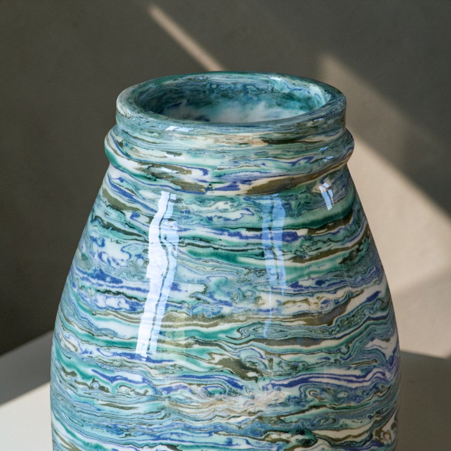 Pièce unique, vase artisanal en terre mêlée turquoise