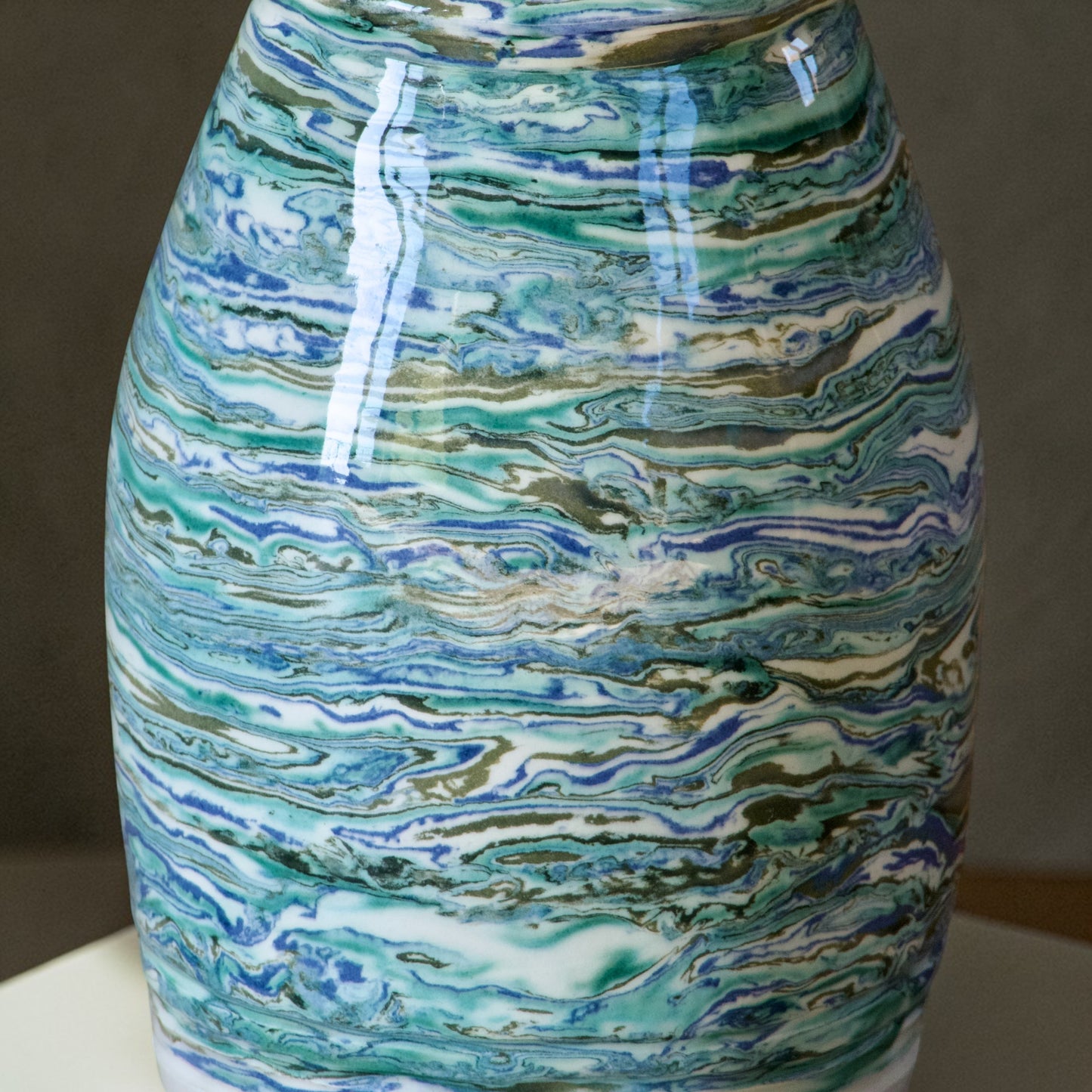 Pièce unique, vase artisanal en terre mêlée turquoise