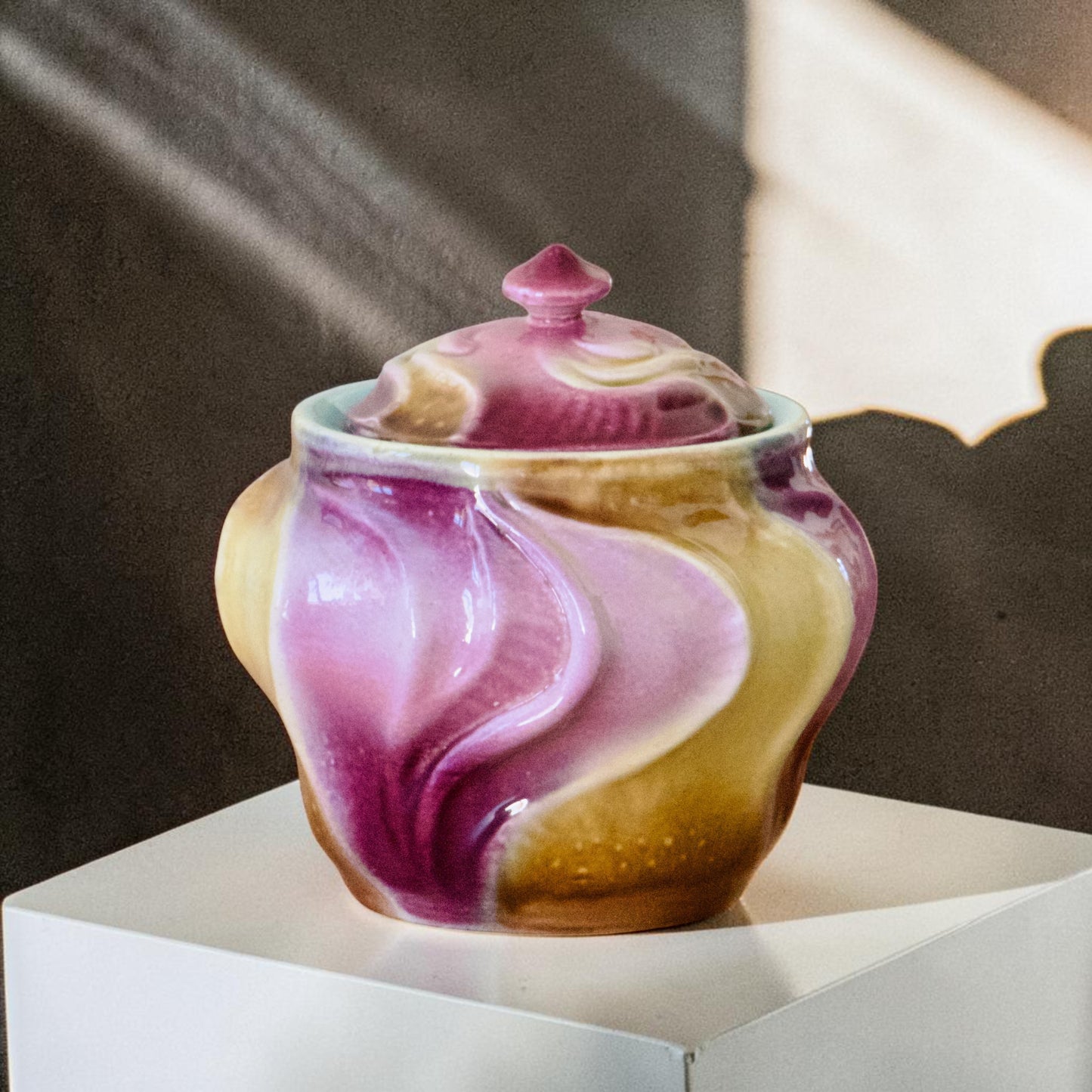 Pot à tabac d'époque Art Nouveau, en majolique signé Sarreguemines