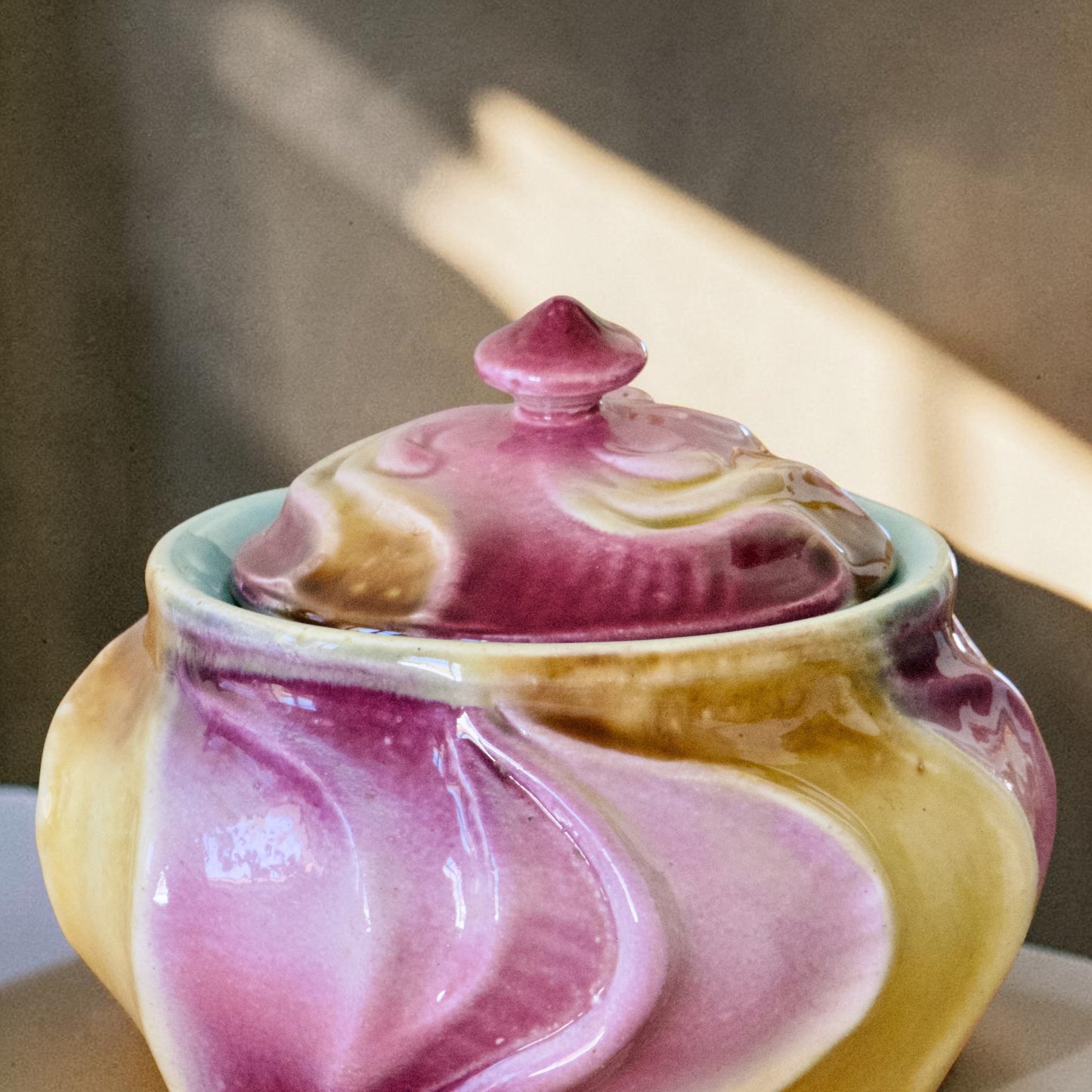 Pot à tabac d'époque Art Nouveau, en majolique signé Sarreguemines