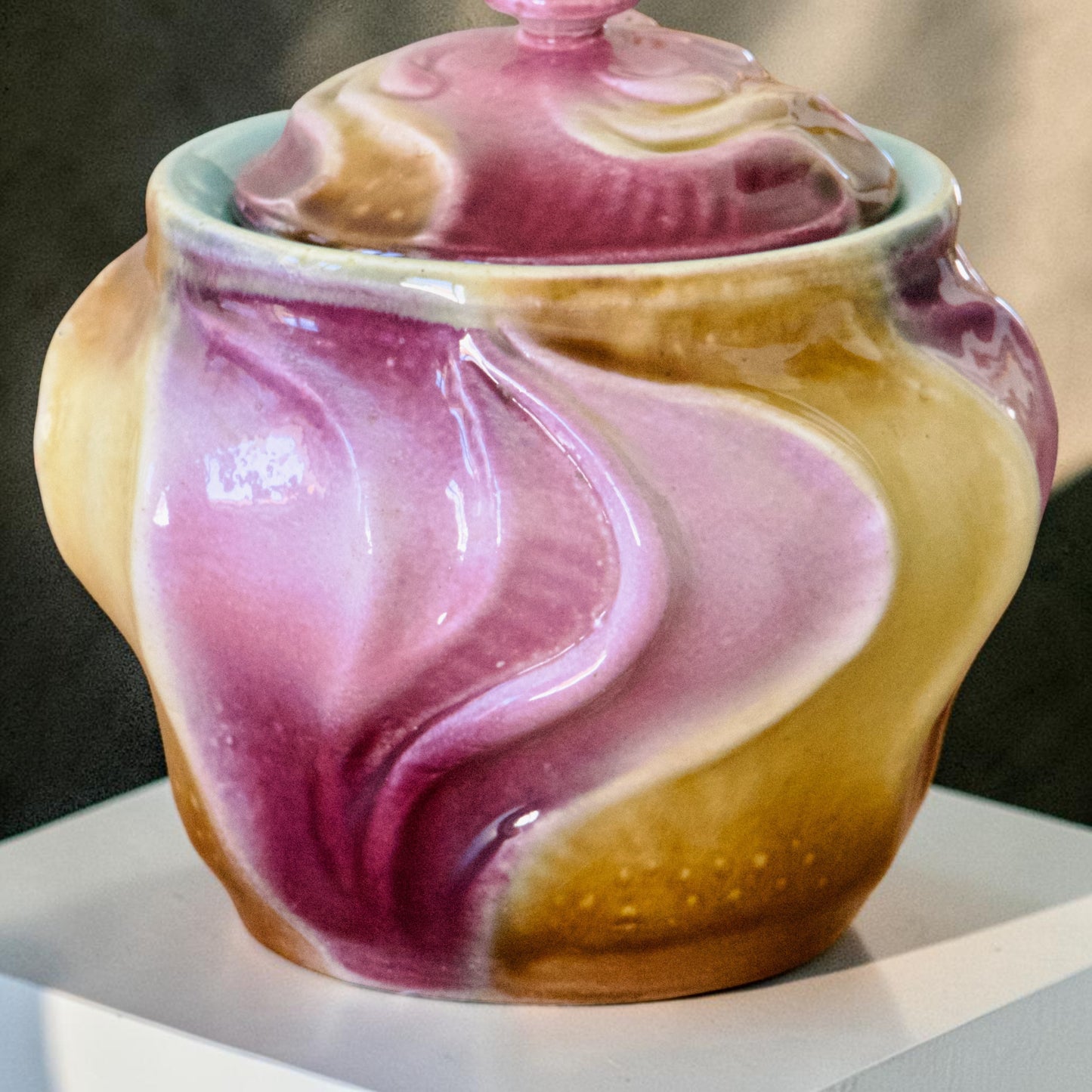 Pot à tabac d'époque Art Nouveau, en majolique signé Sarreguemines