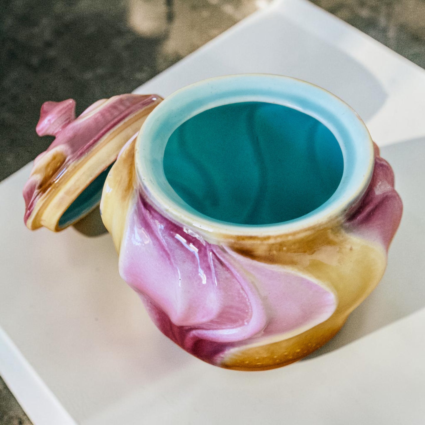 Pot à tabac d'époque Art Nouveau, en majolique signé Sarreguemines