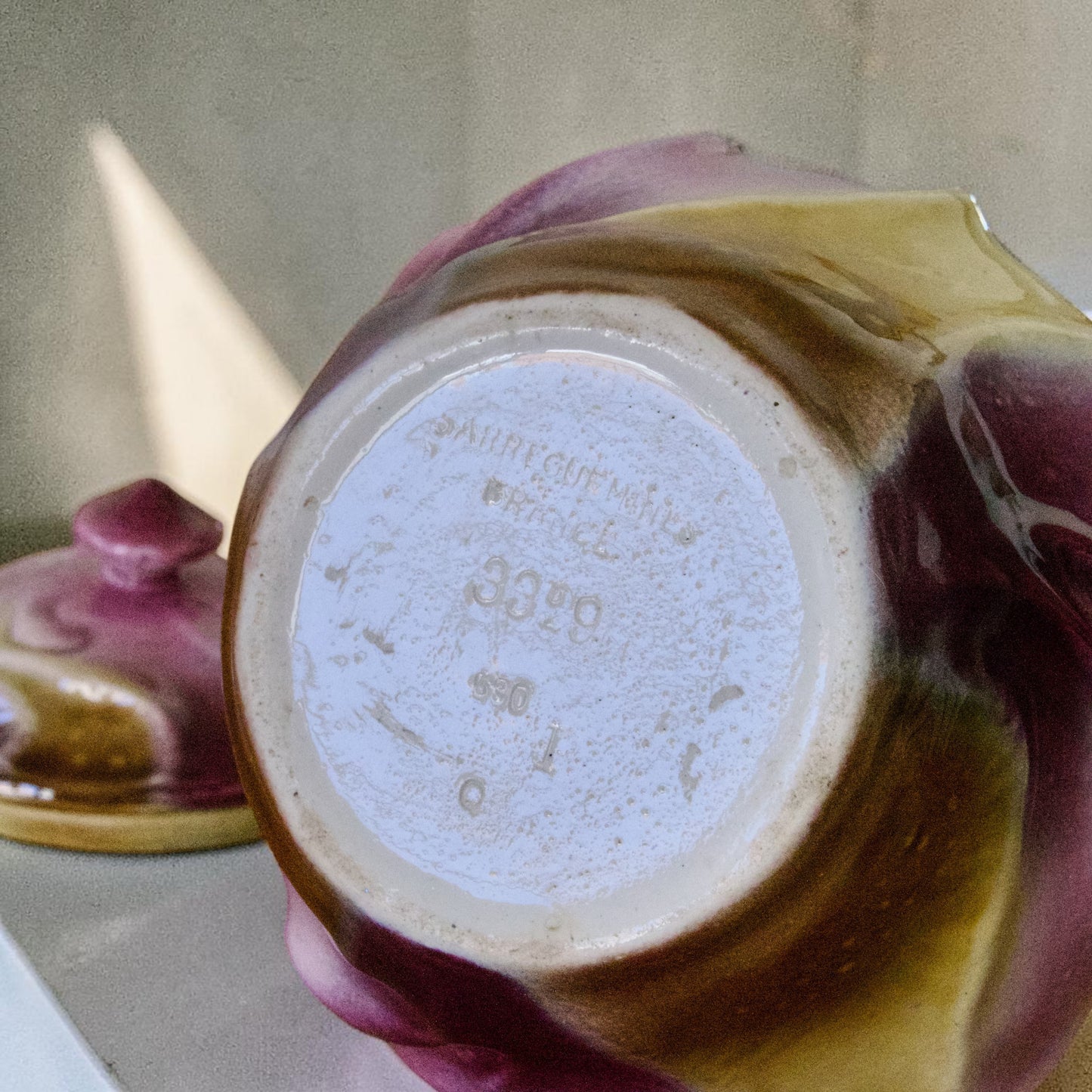 Pot à tabac d'époque Art Nouveau, en majolique signé Sarreguemines