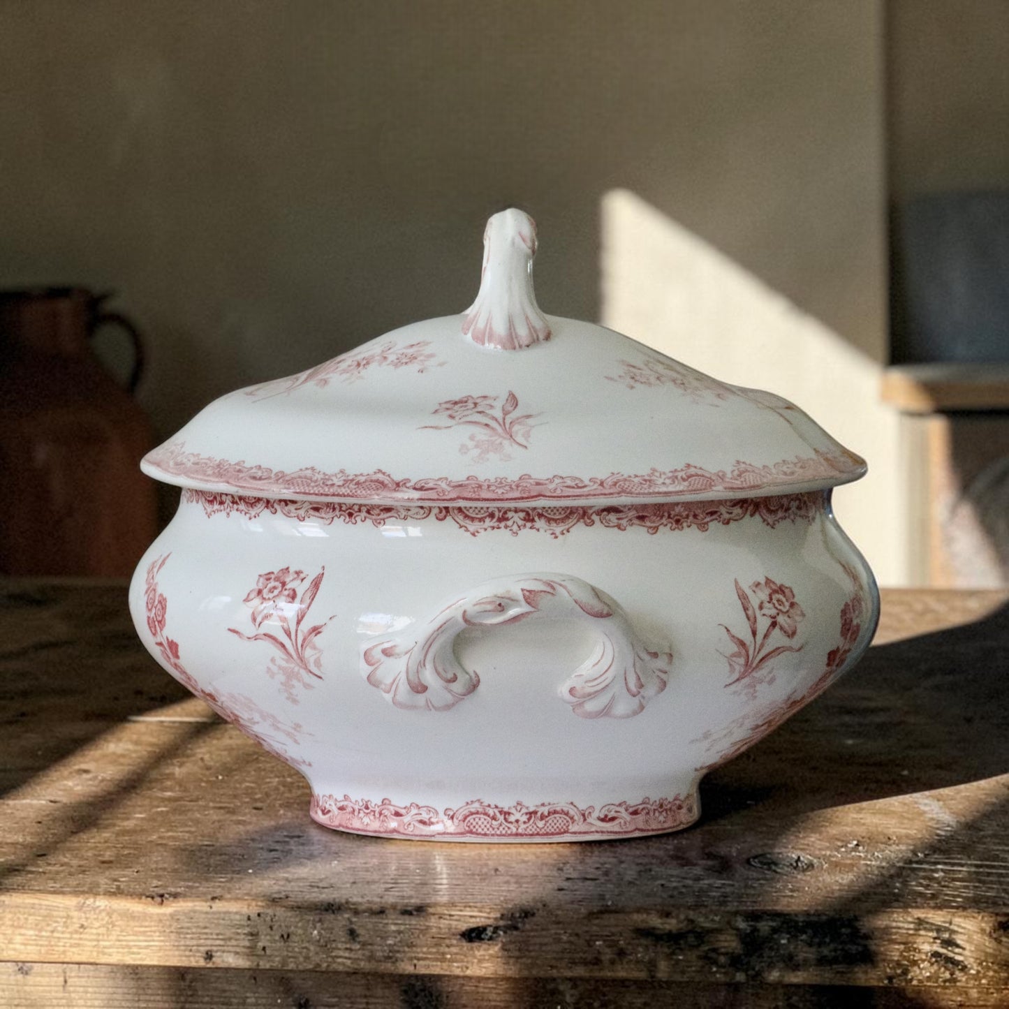 Grande soupière XIXe signée Sarreguemines "Fontanges" - terre de fer rose