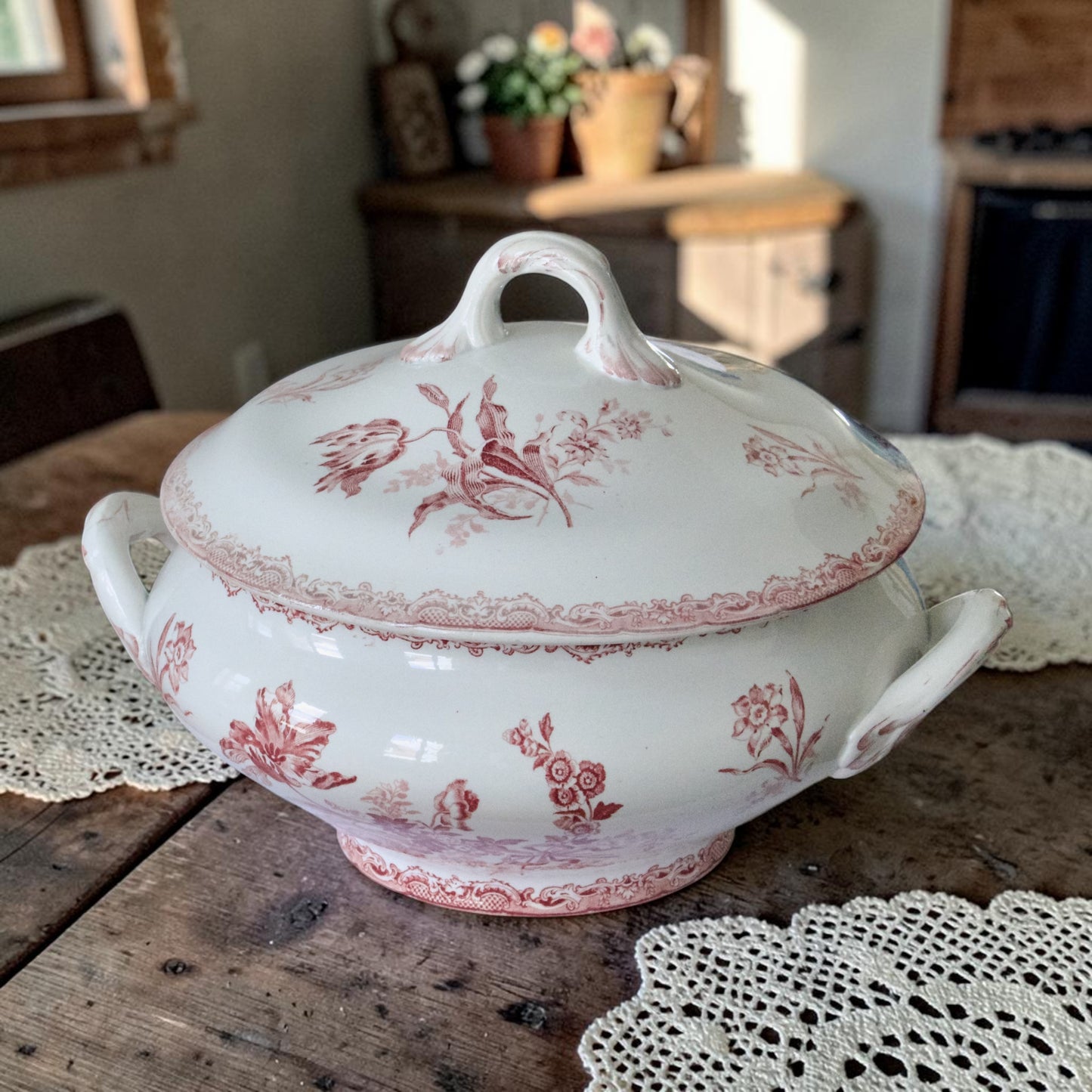 Grande soupière XIXe signée Sarreguemines "Fontanges" - terre de fer rose