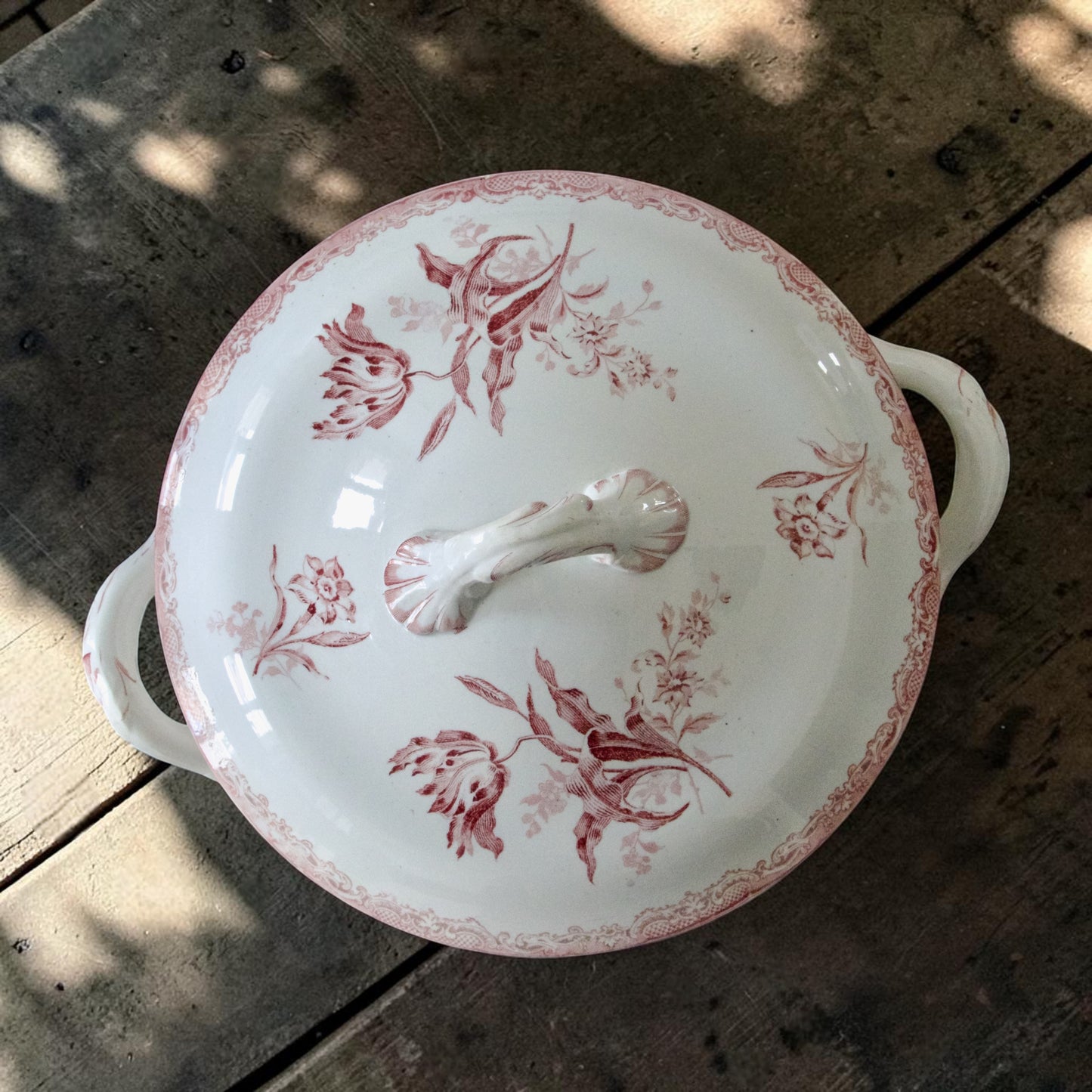 Grande soupière XIXe signée Sarreguemines "Fontanges" - terre de fer rose