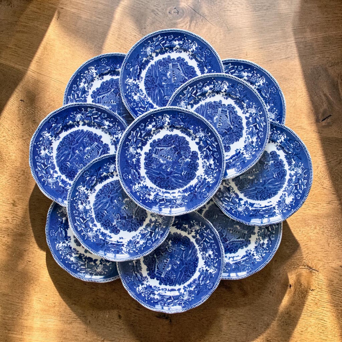 11 assiettes à dessert anglaises signées Enoch Wedgwood "Avon Cottage"