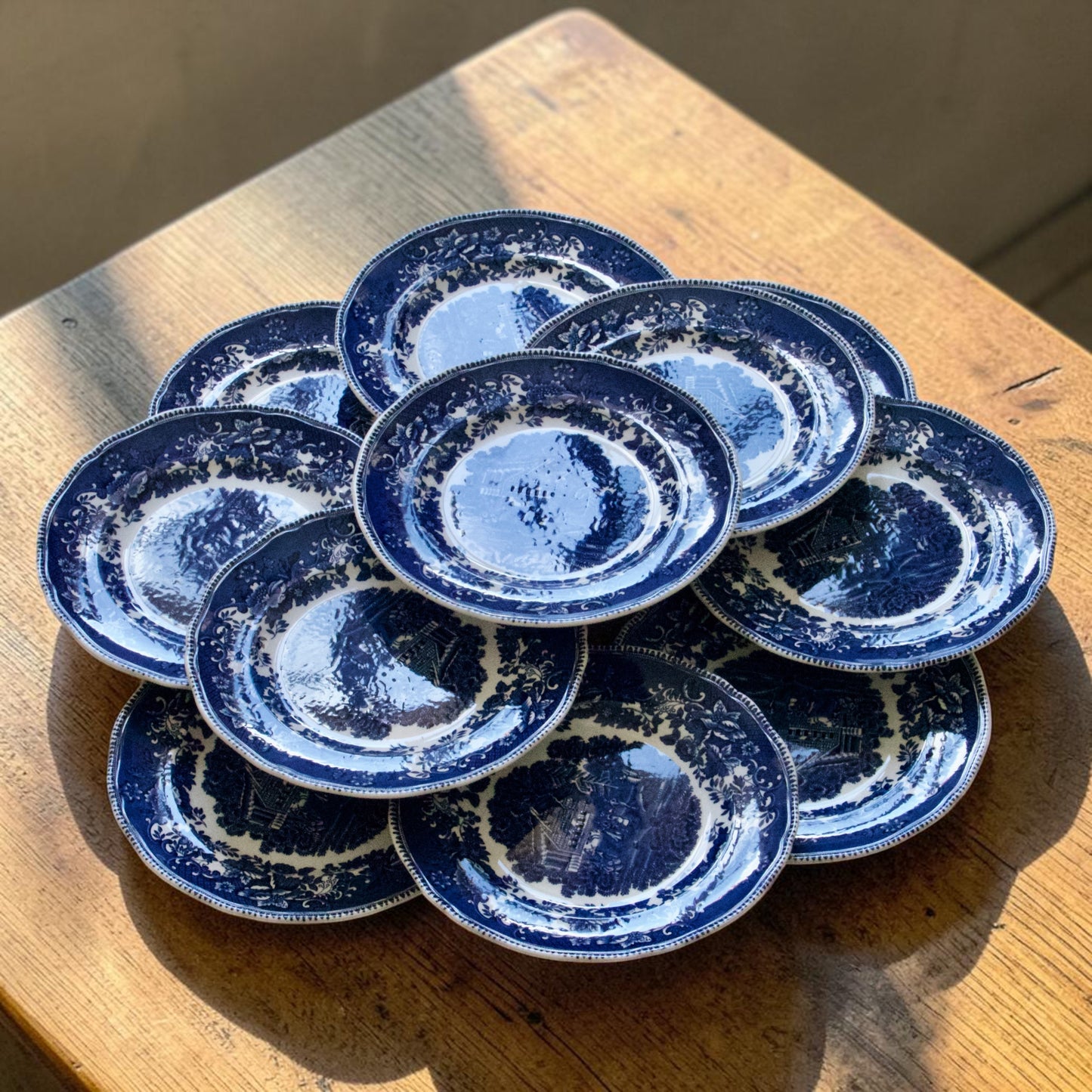 11 assiettes à dessert anglaises signées Enoch Wedgwood "Avon Cottage"
