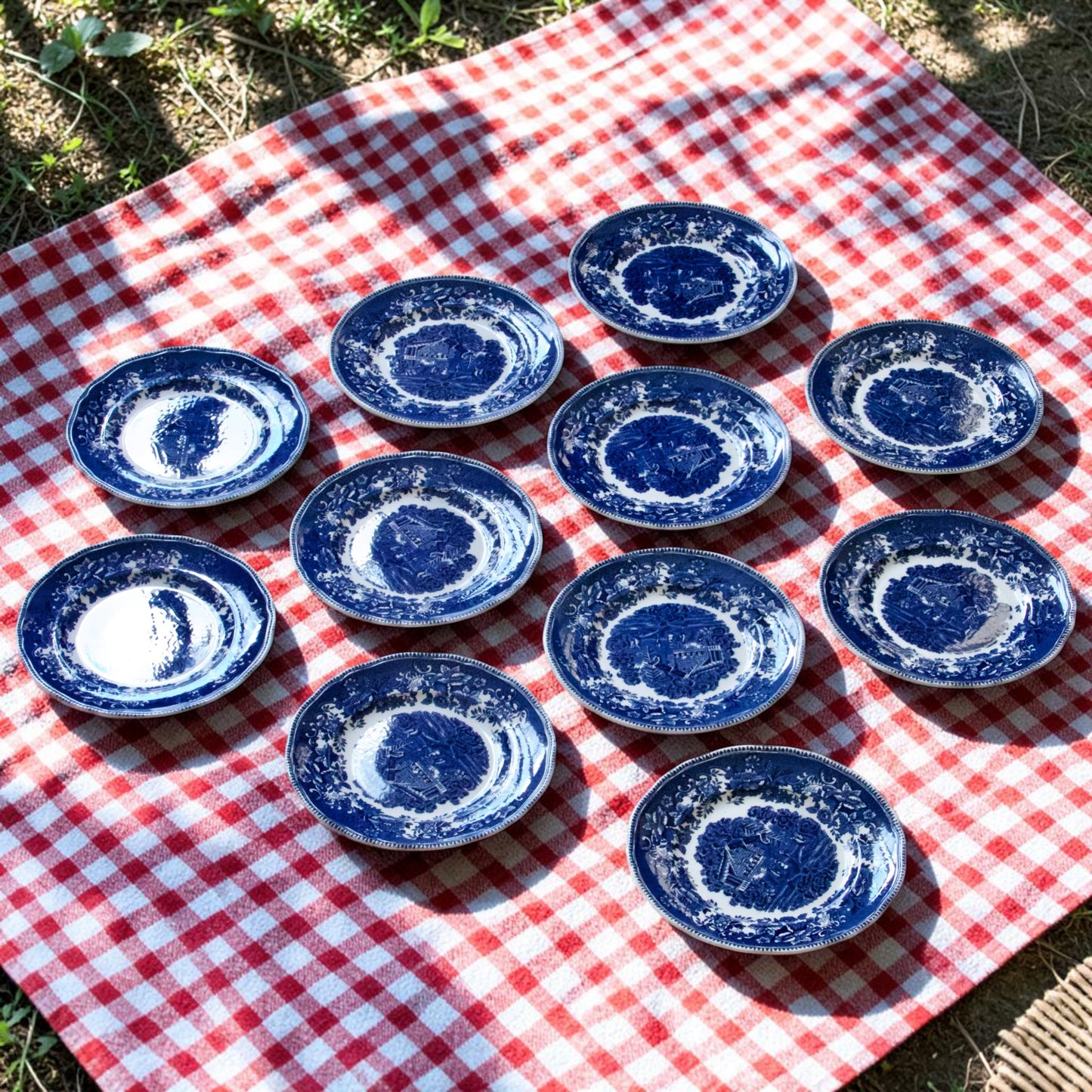 11 assiettes à dessert anglaises signées Enoch Wedgwood "Avon Cottage"
