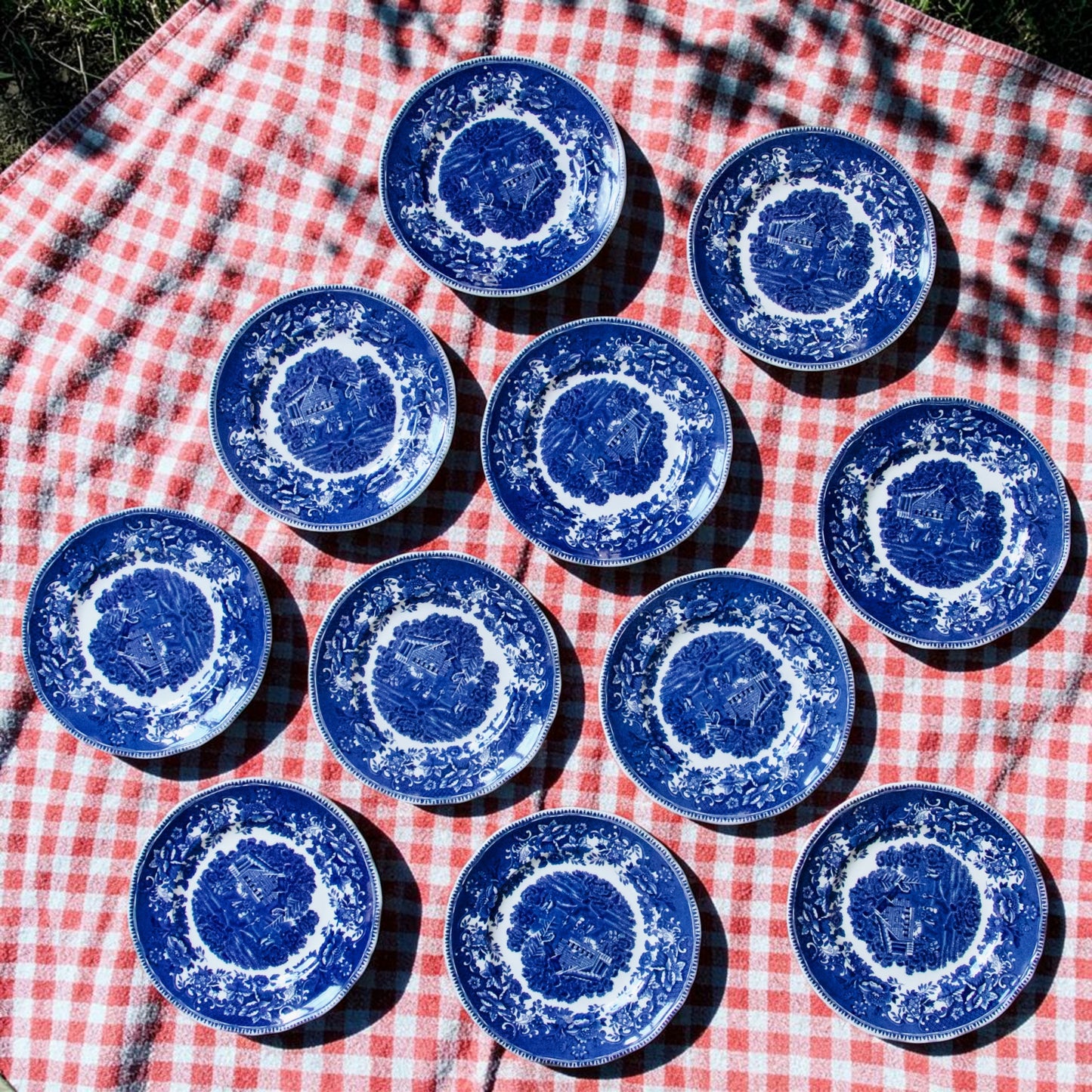 11 assiettes à dessert anglaises signées Enoch Wedgwood "Avon Cottage"