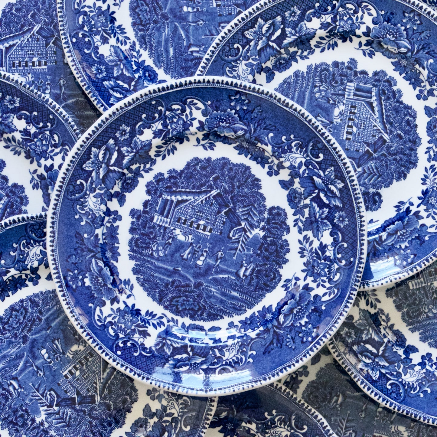 11 assiettes à dessert anglaises signées Enoch Wedgwood "Avon Cottage"
