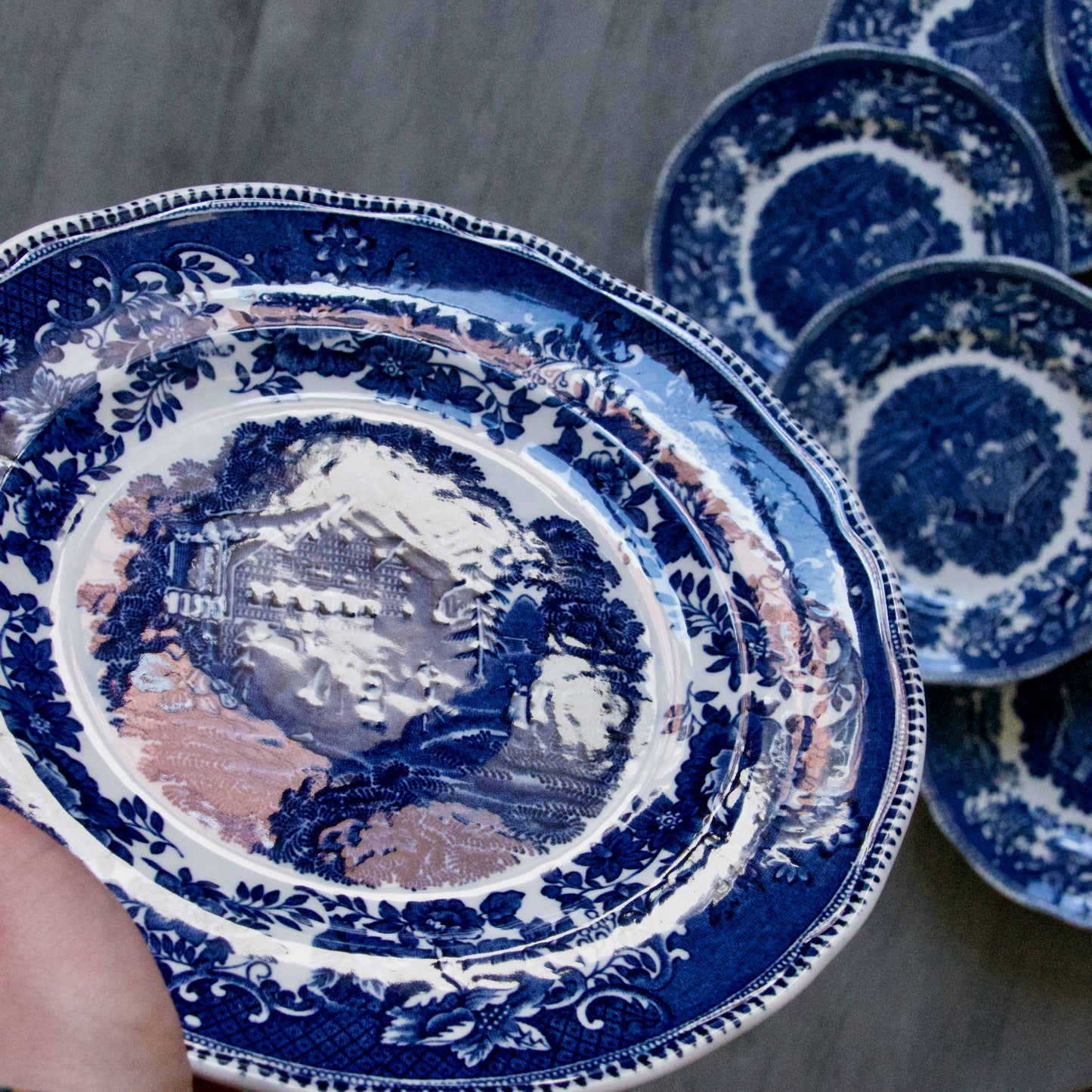 11 assiettes à dessert anglaises signées Enoch Wedgwood "Avon Cottage"