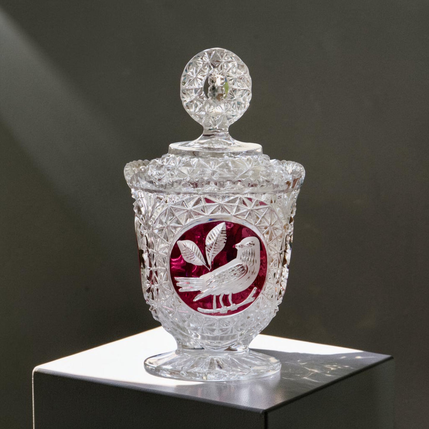 Bonbonnière sur piédouche en cristal Hofbauer "Byrdes"