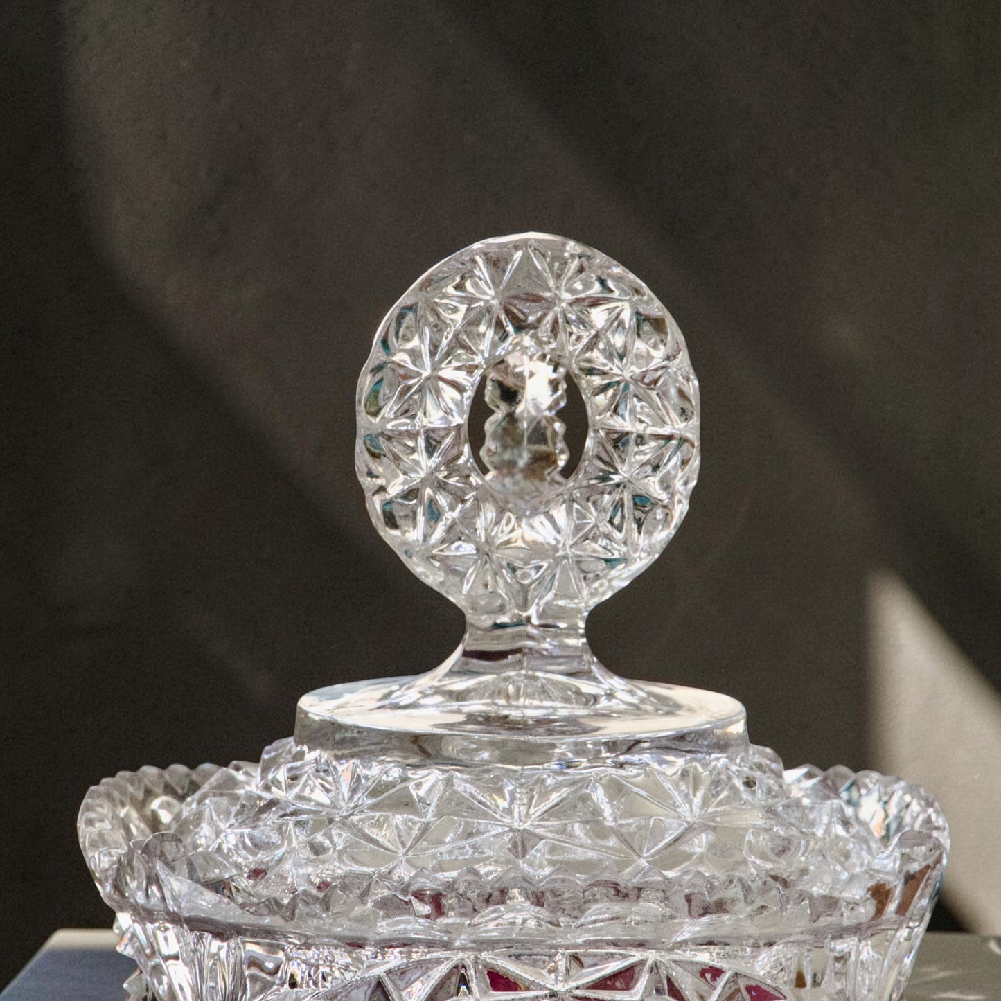 Bonbonnière sur piédouche en cristal Hofbauer "Byrdes"