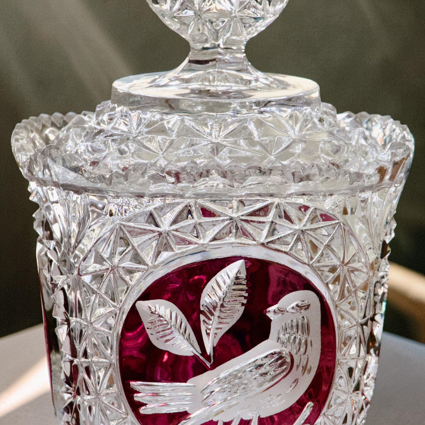 Bonbonnière sur piédouche en cristal Hofbauer "Byrdes"