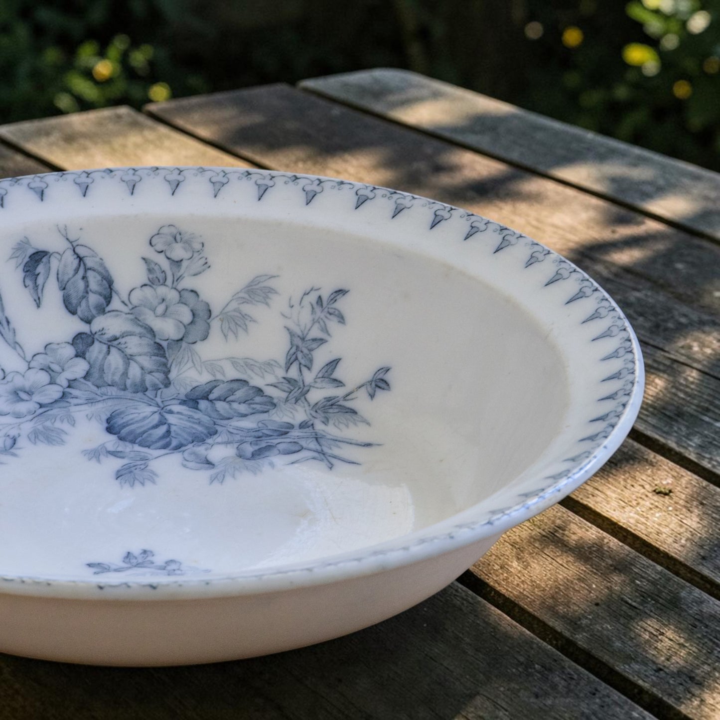 Plat creux XIXe Sarreguemines "Flore" - terre de fer