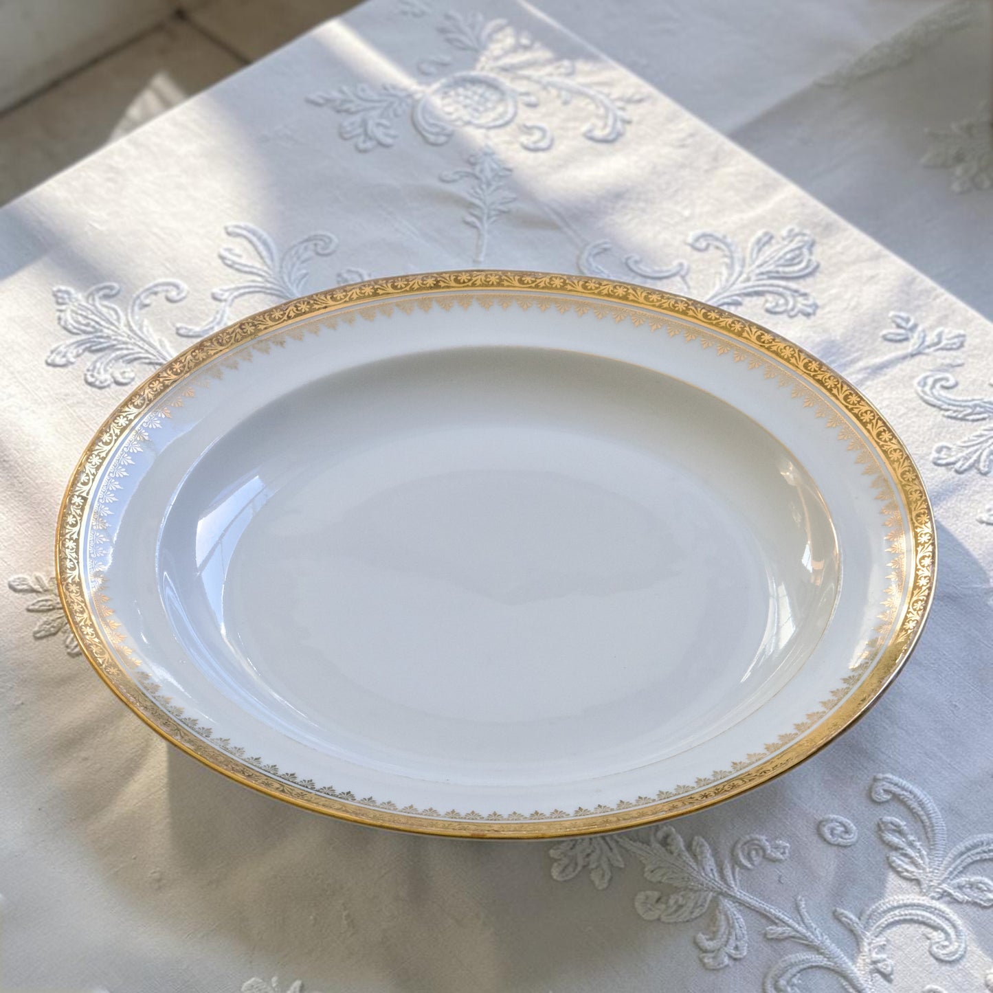 Plat rond en porcelaine de Limoges "Peconnet"