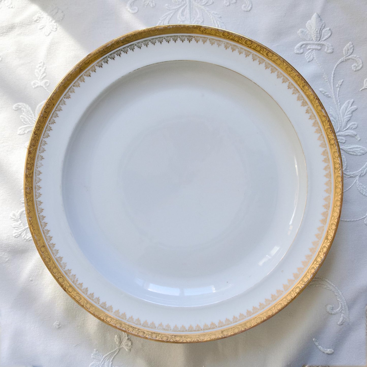 Plat rond en porcelaine de Limoges "Peconnet"