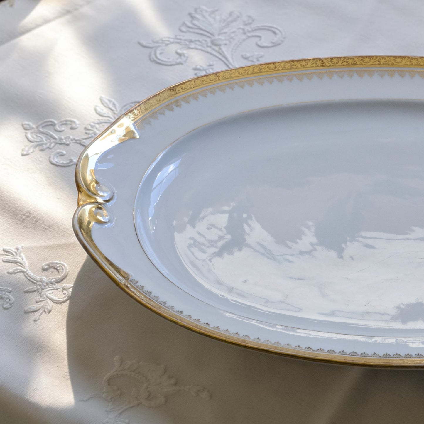 Très grand plat ovale en porcelaine de Limoges "Peconnet"