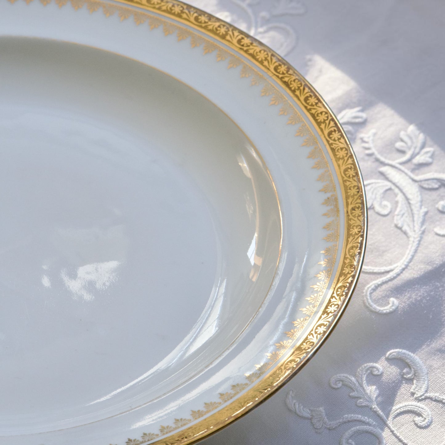 Plat rond en porcelaine de Limoges "Peconnet"